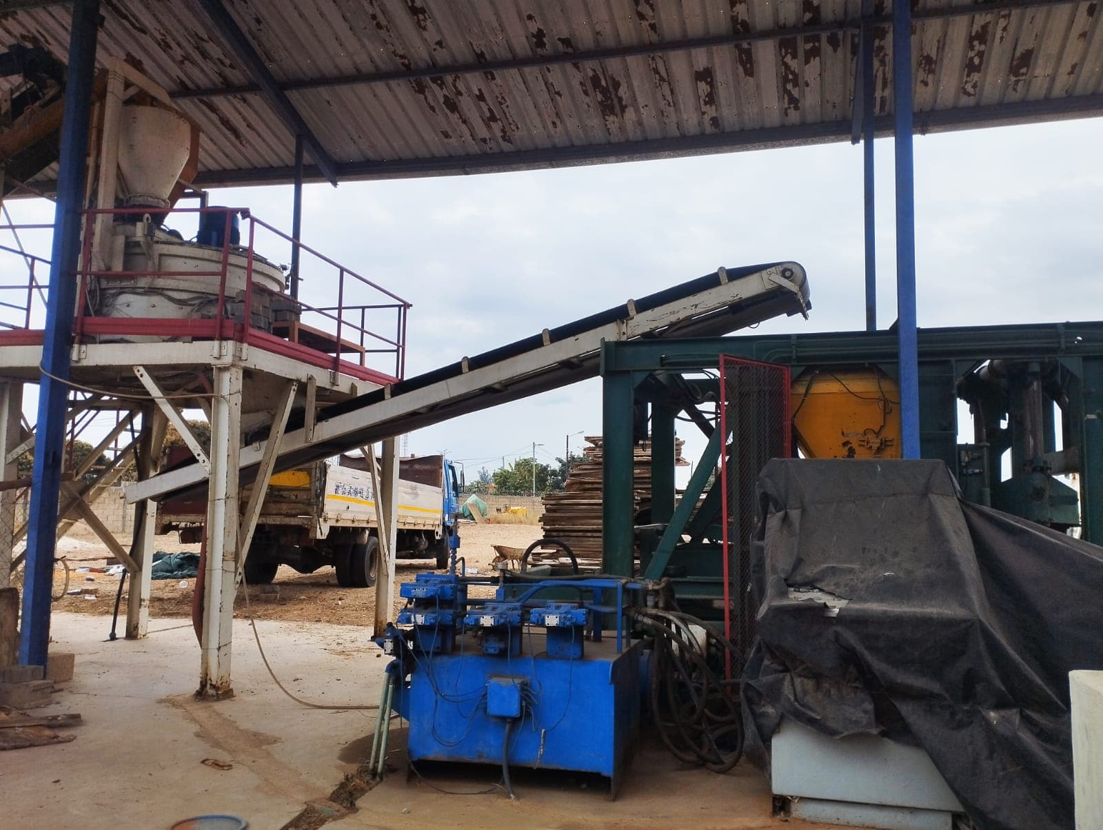 Industrial block-making machine — image 12