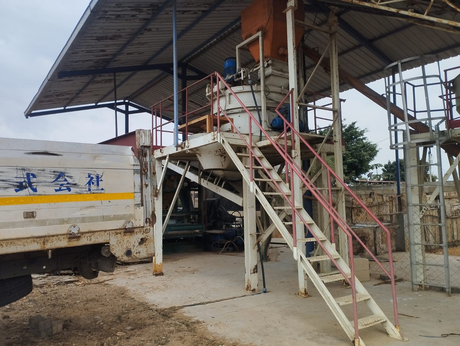 Industrial block-making machine — image 16