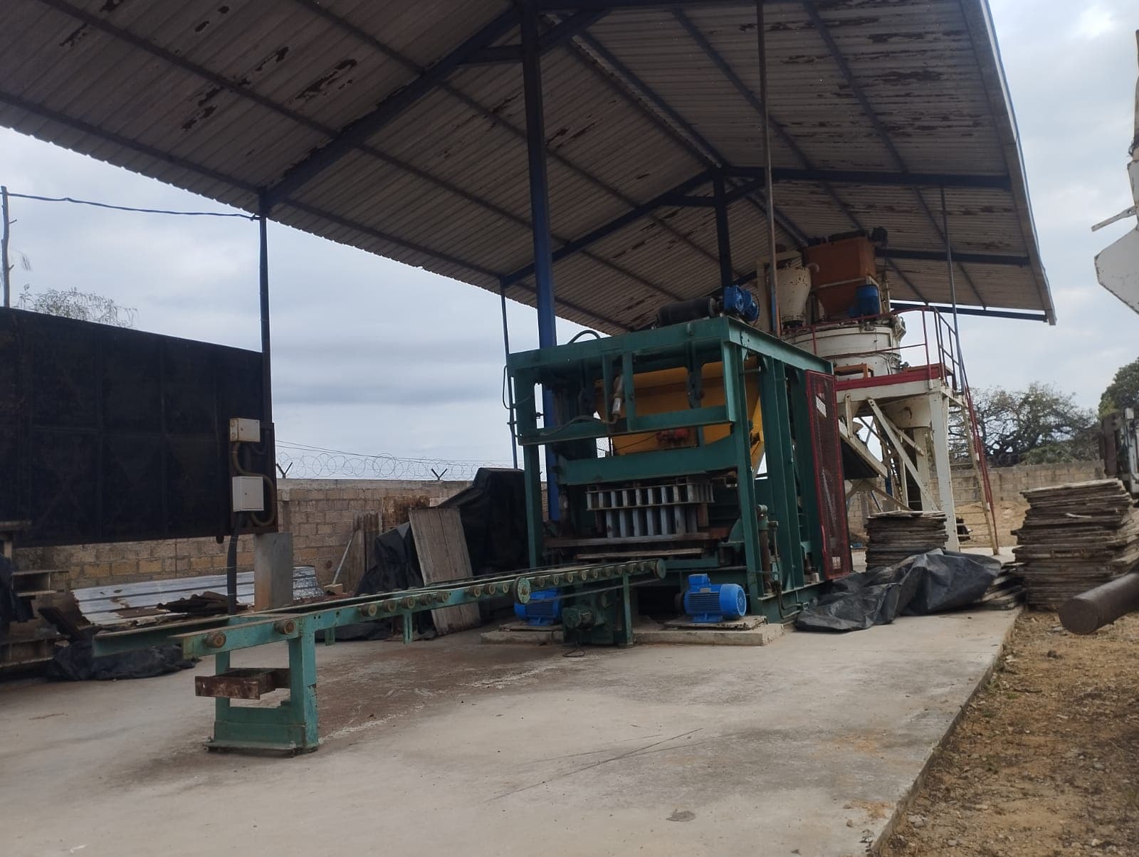 Industrial block-making machine — image 23