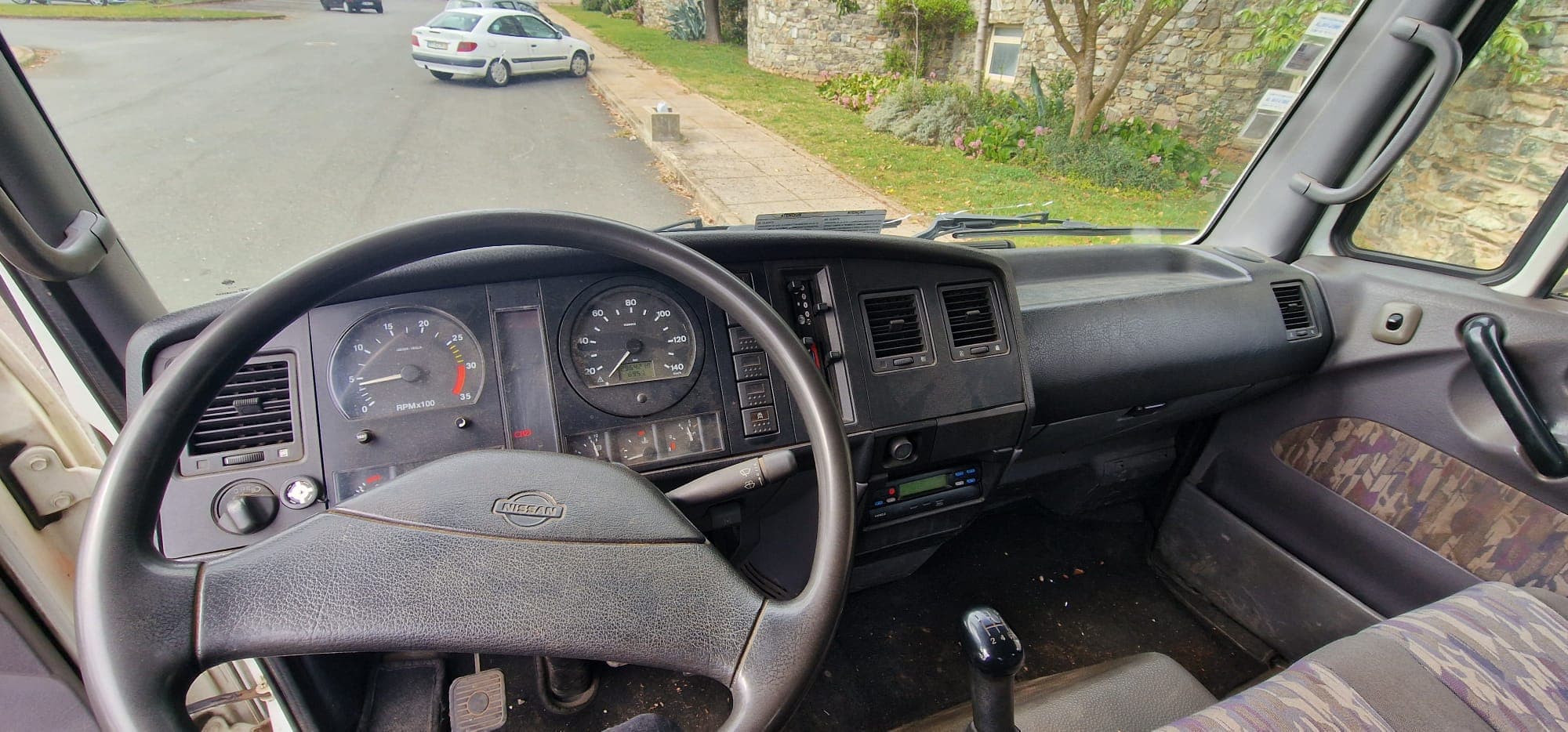Nissan Atleon 140 — image 6