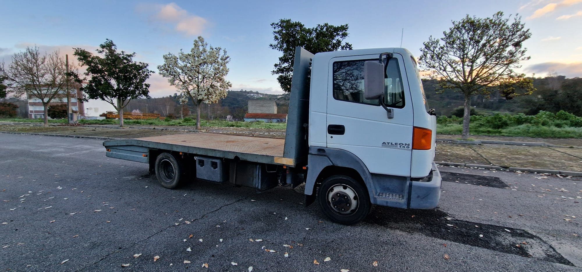 Nissan Atleon 140 — image 2