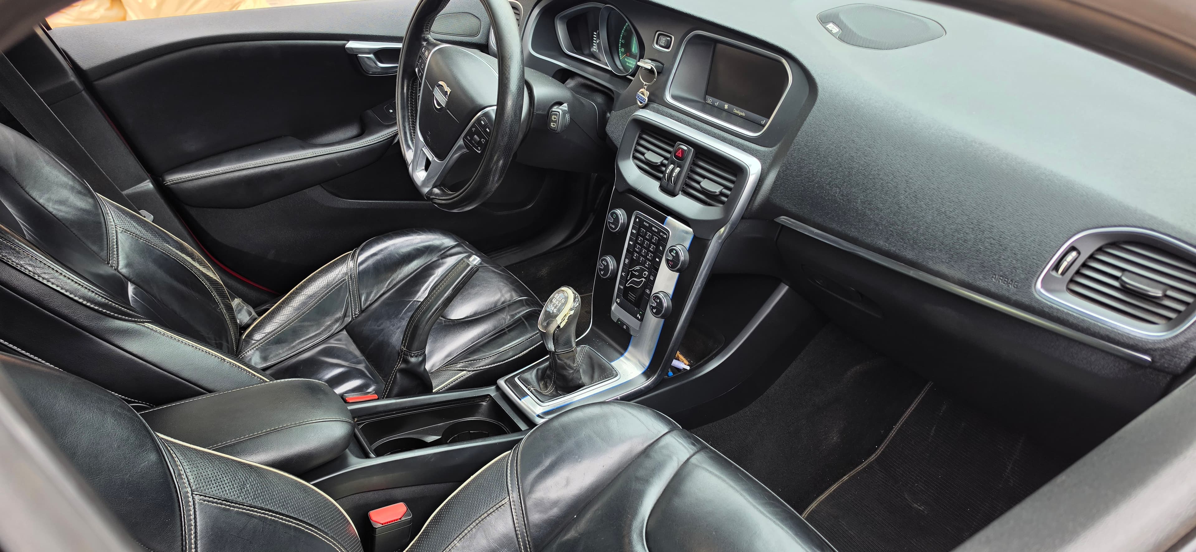 Volvo V40 D2 Rdesign · Ano 2013 — imagem 6