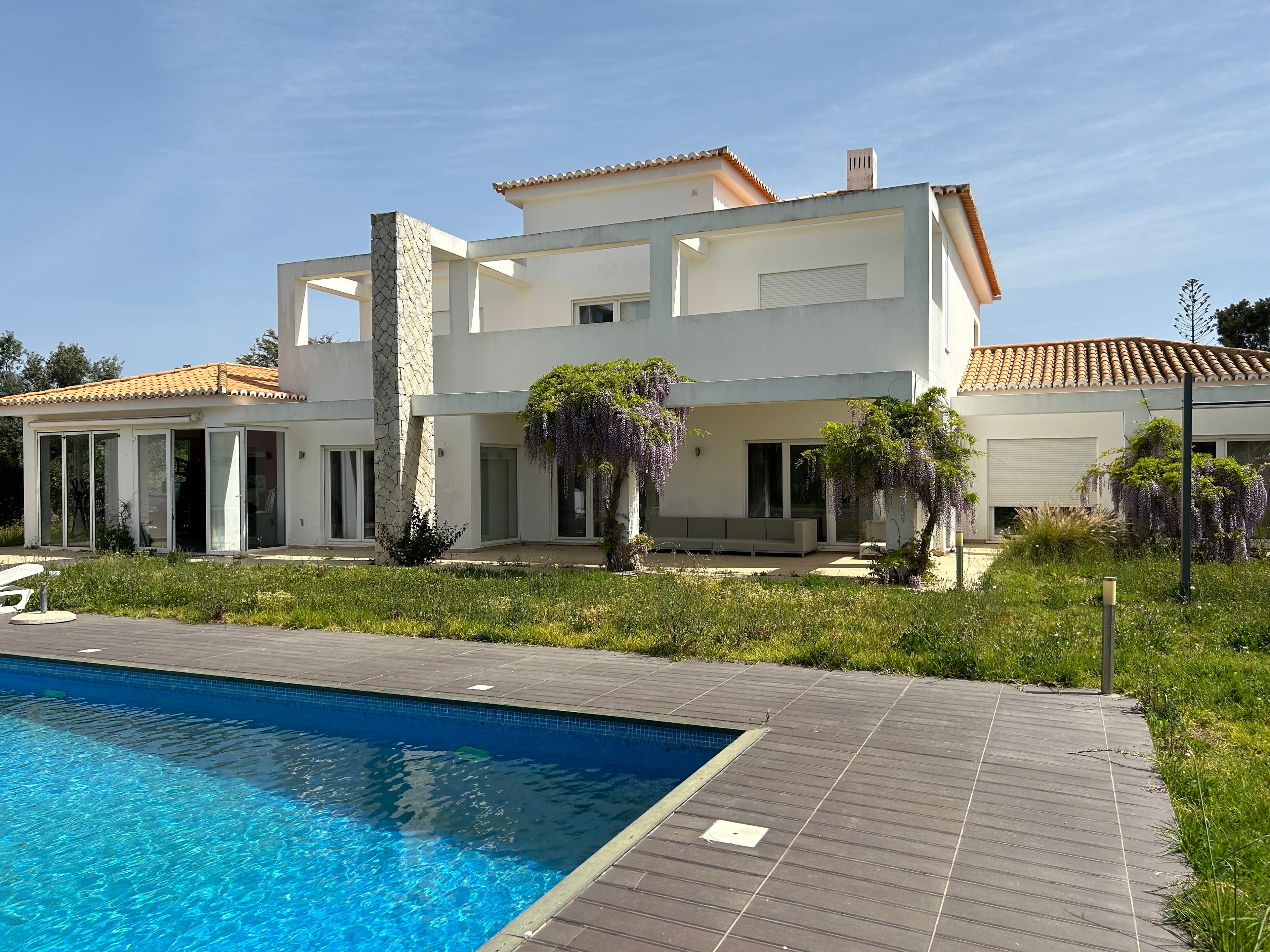 Moradia V4 c/ Piscina localizada na Urbanização Mato Serrão – Carvoeiro
