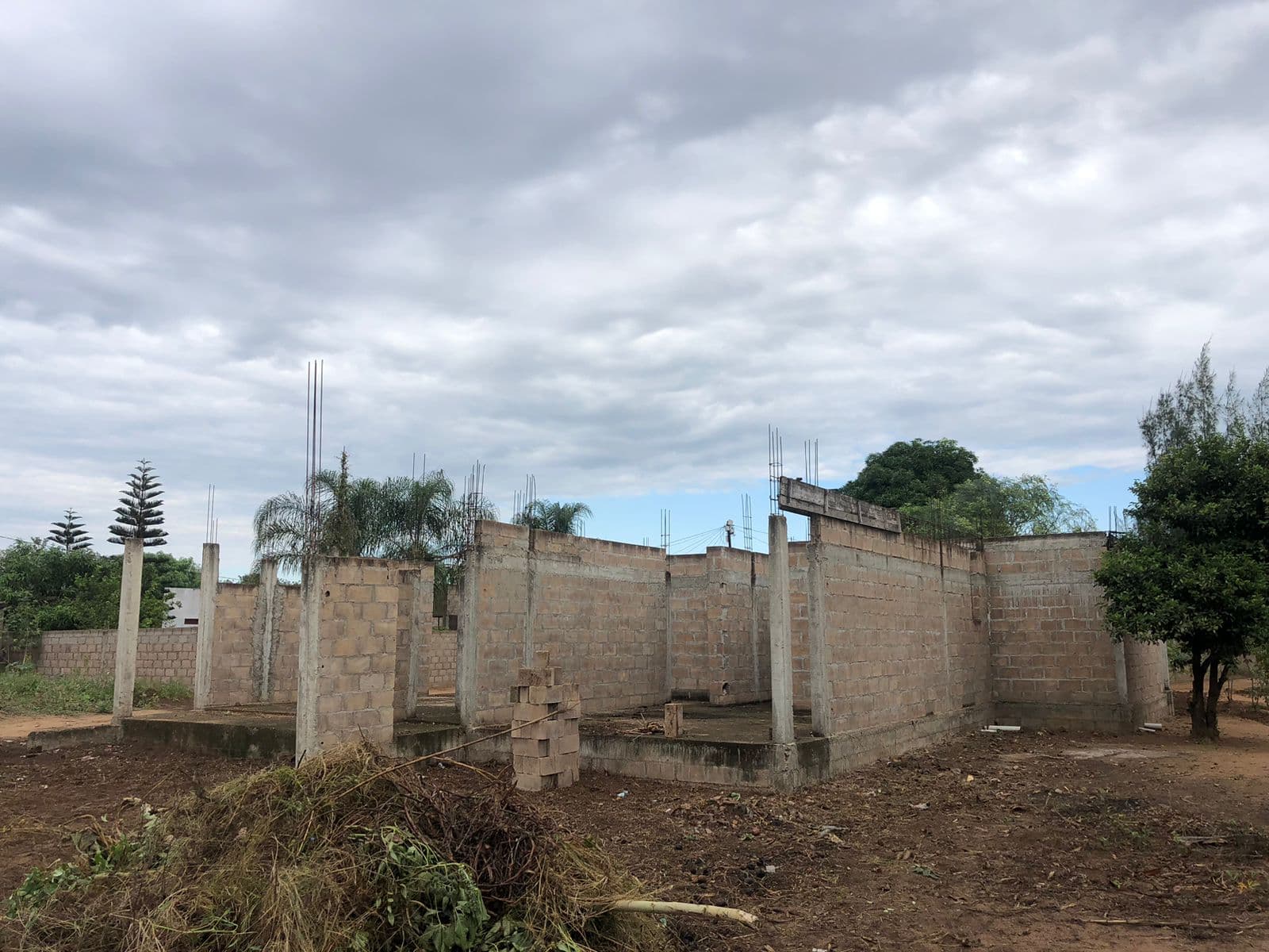 Casa inacabada em terreno de 800m2