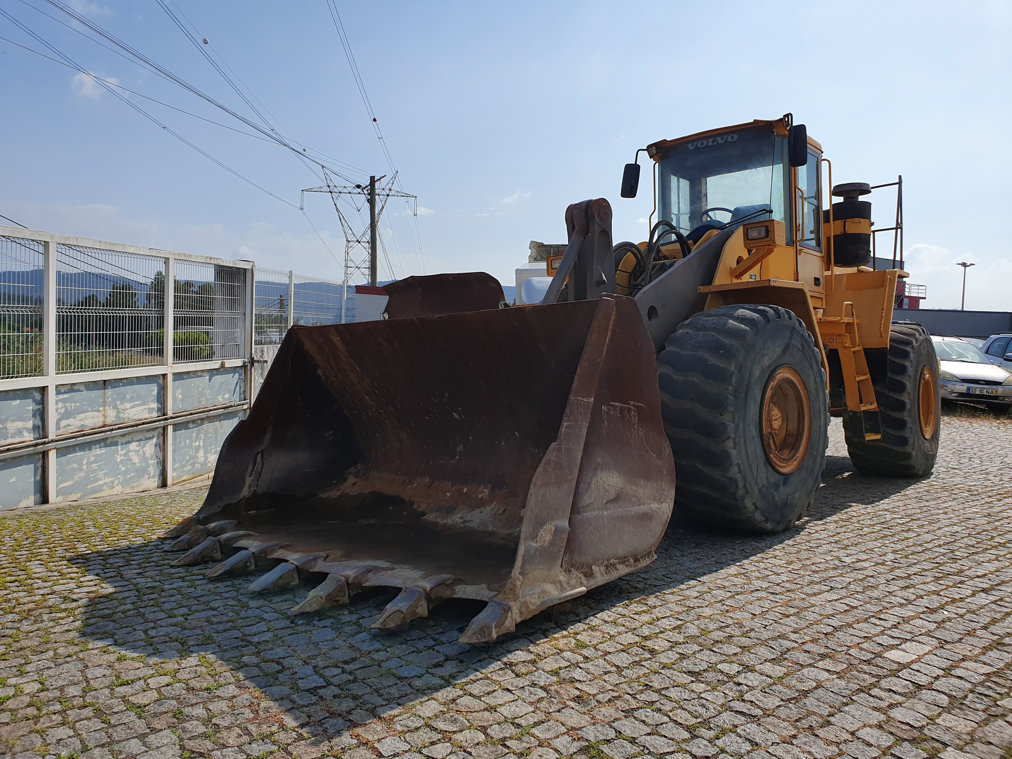 Pá Carregadora Volvo L 180 E · Ano 2004