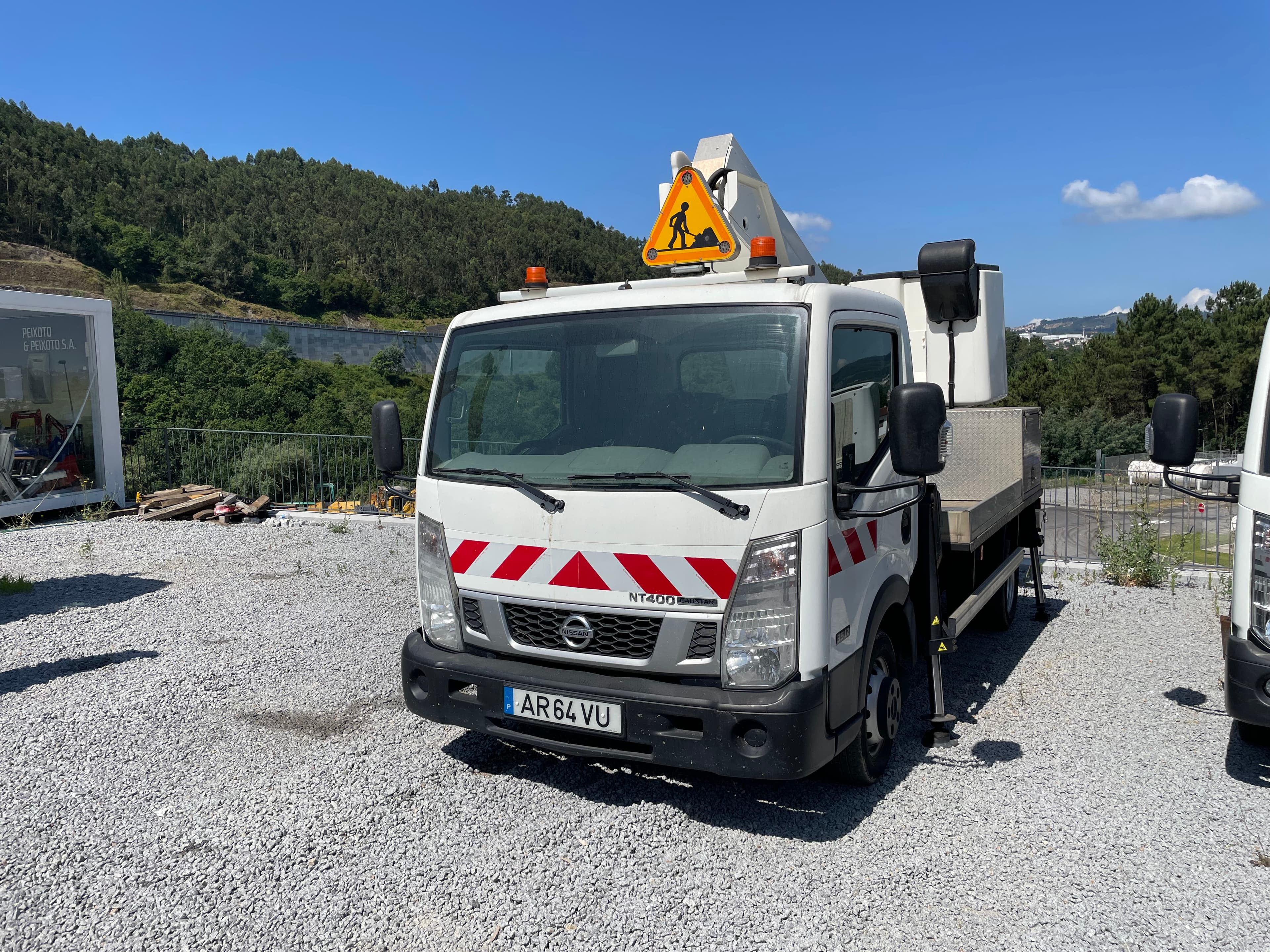 Nissan Cabstar 35.12 com Cesta Elevatória · Ano 2014   AR-64-VU