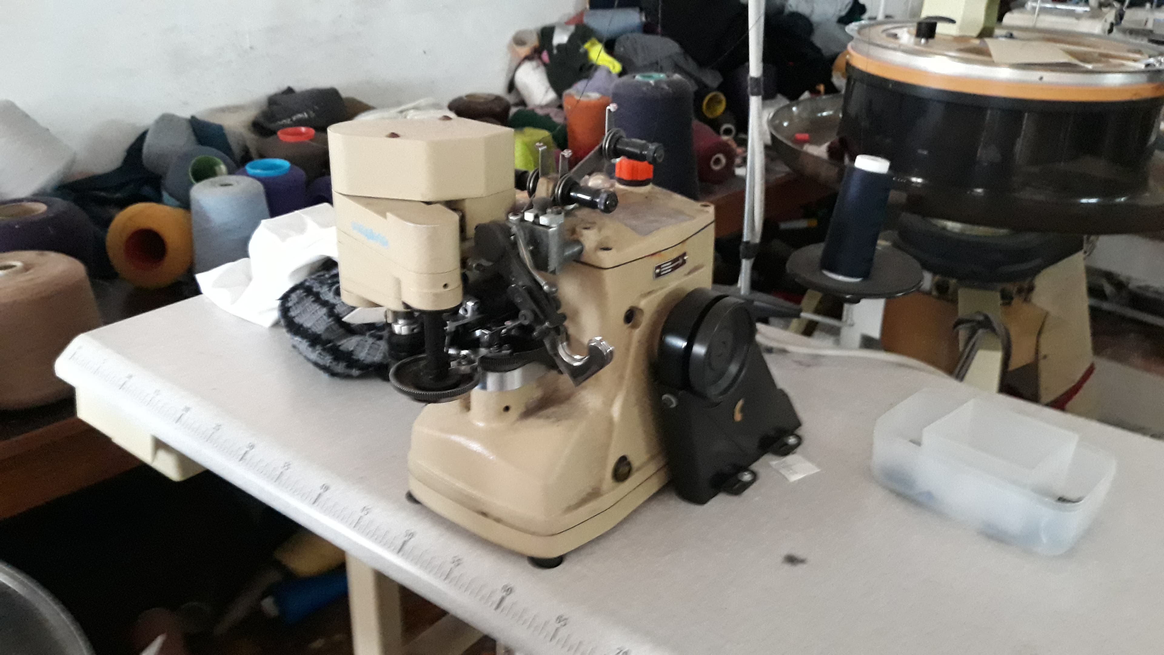 Máquina industrial de costura