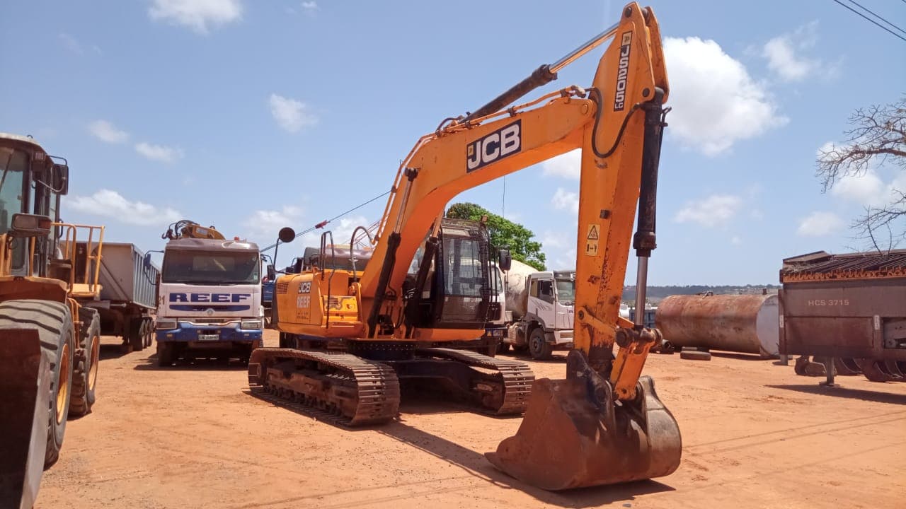 Escavadeira JCB modelo JS205LC
