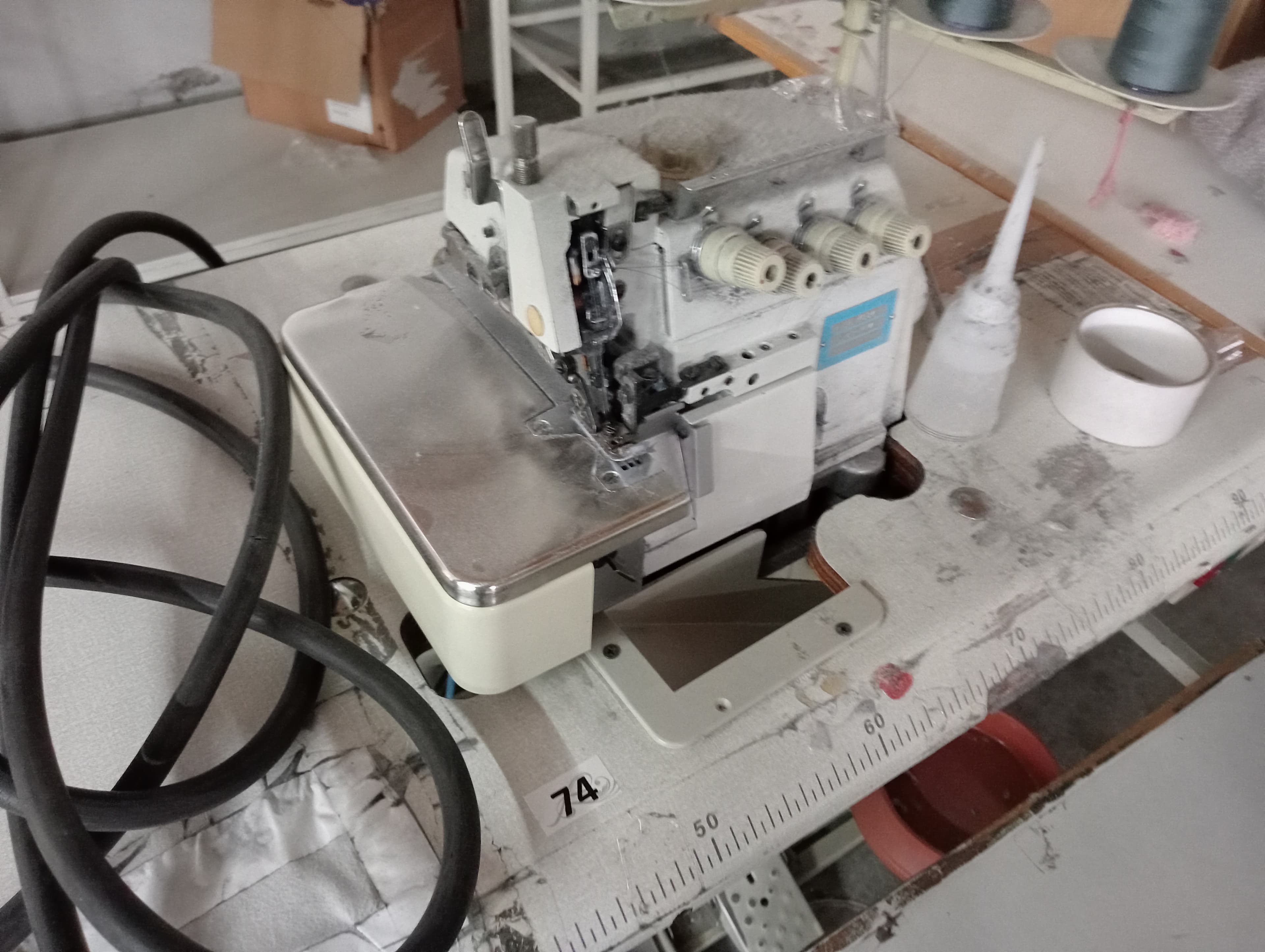 Máquina de corte e cose