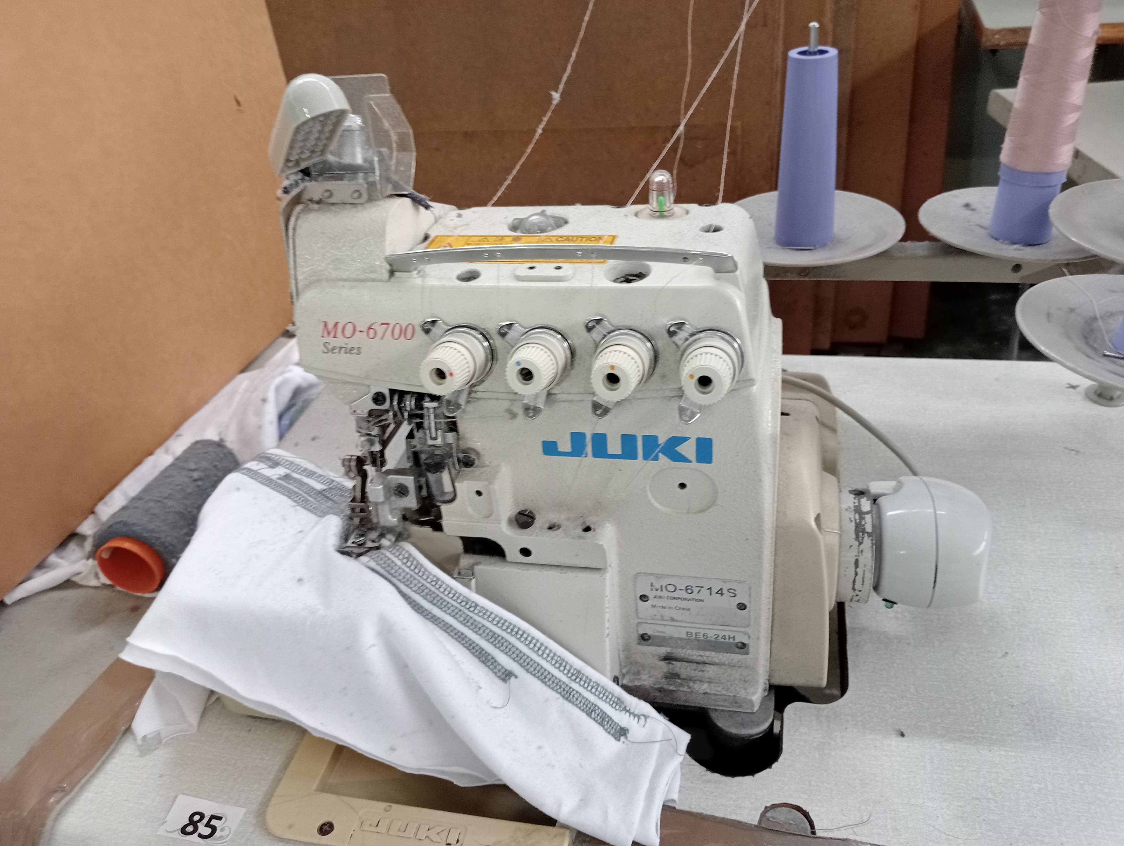 Máquina de corte e cose