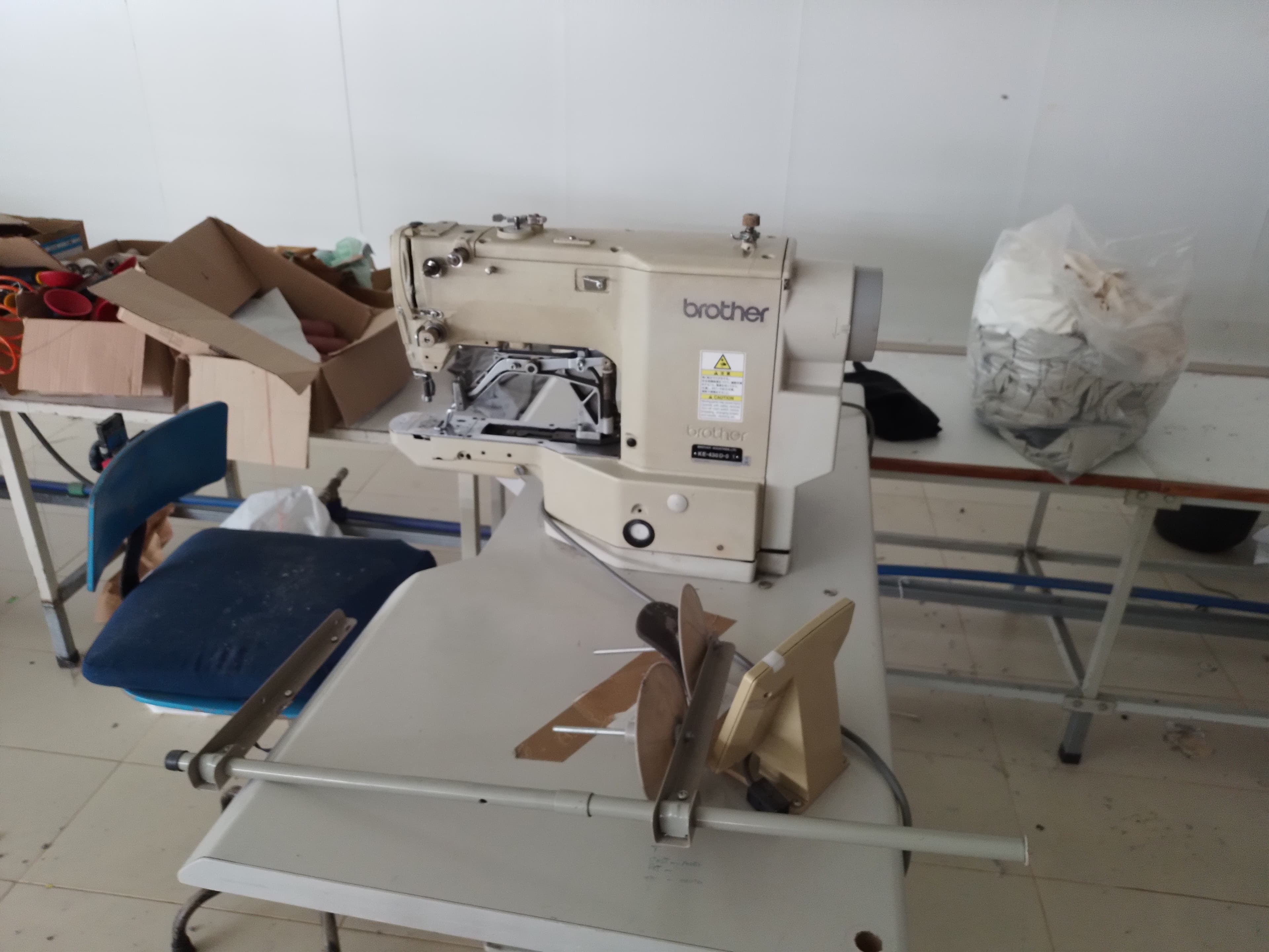 Máquina de mosquear e pregar botões
