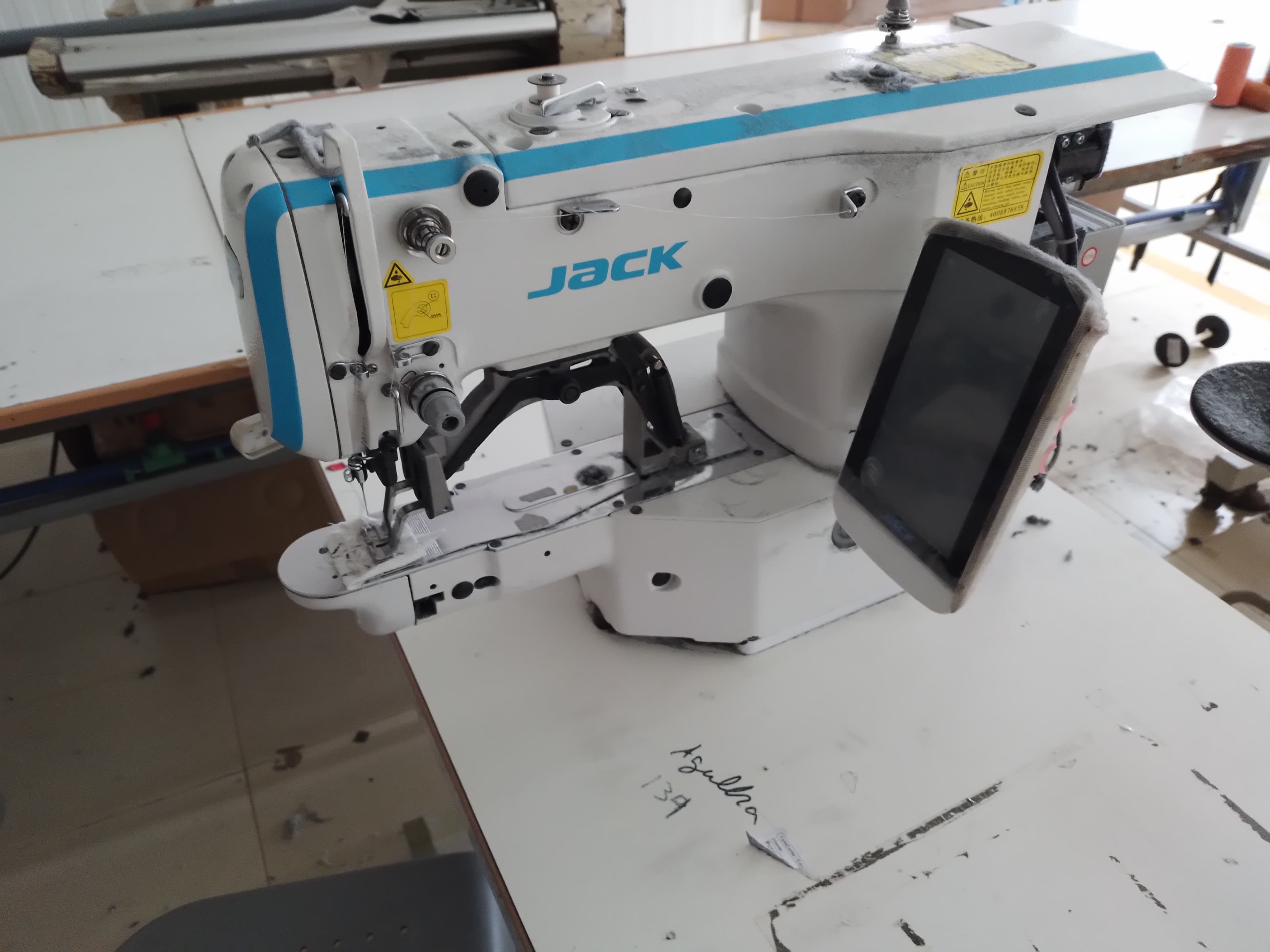 Máquina de mosquear e pregar botões