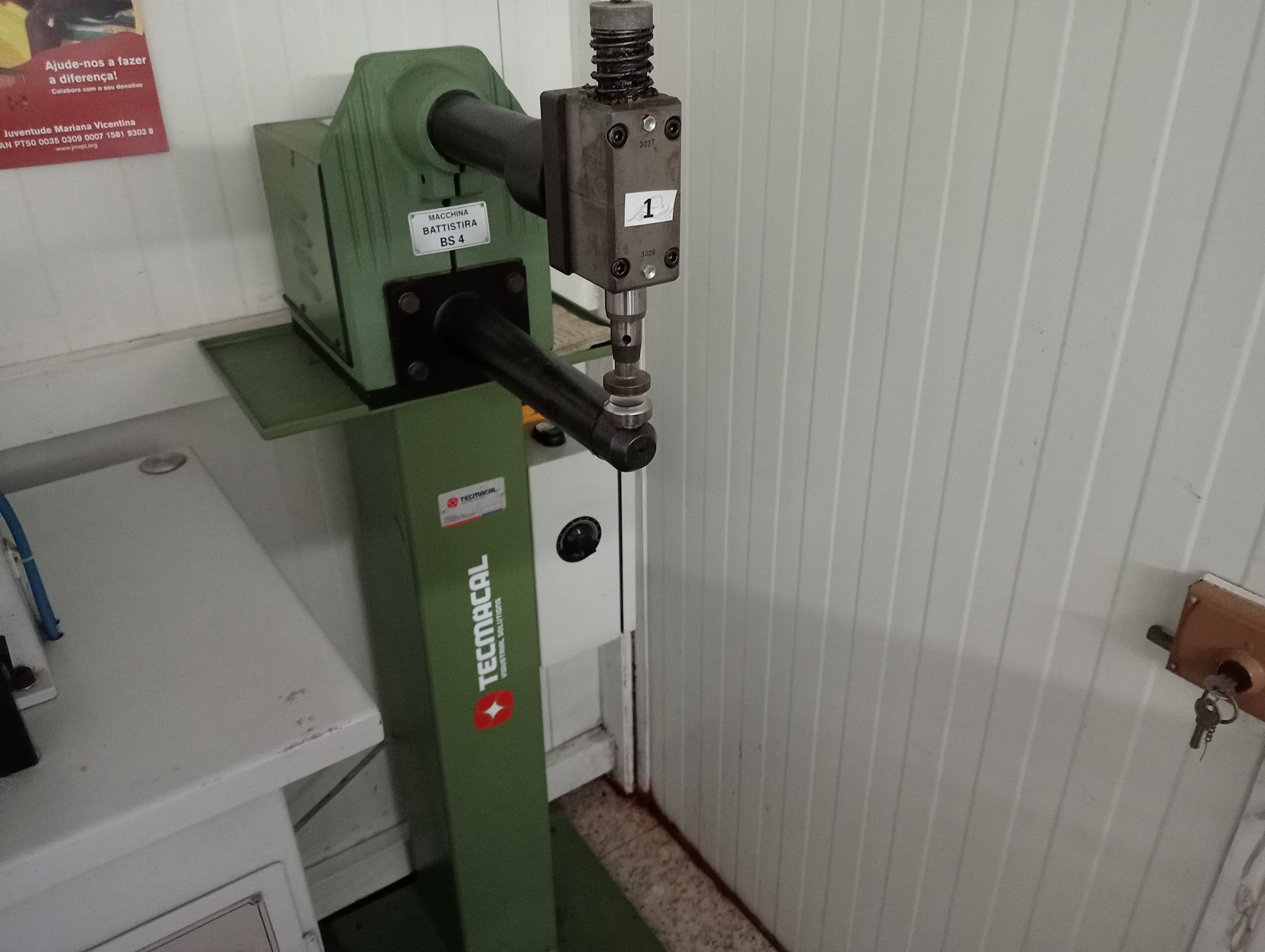 Máquina de rebater costuras
