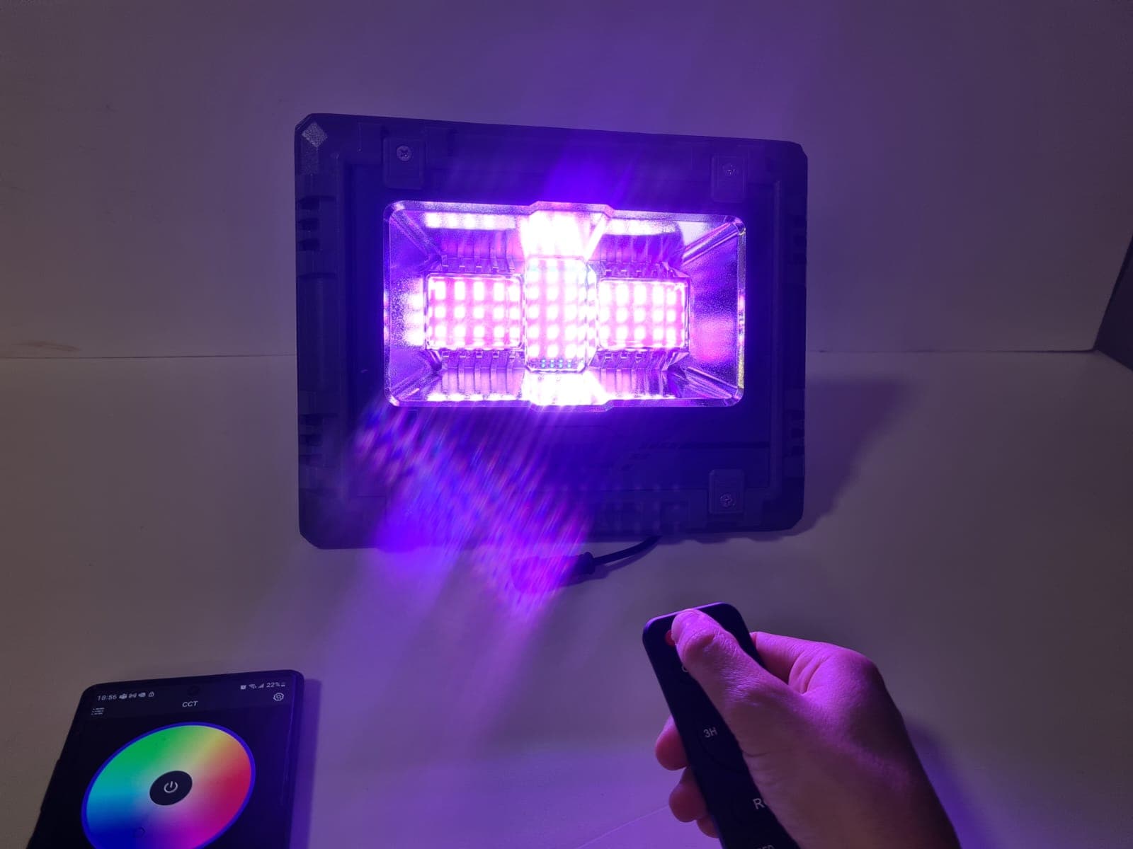 Conjunto composto por foco led RGB de 100w e painel solar de carregamento