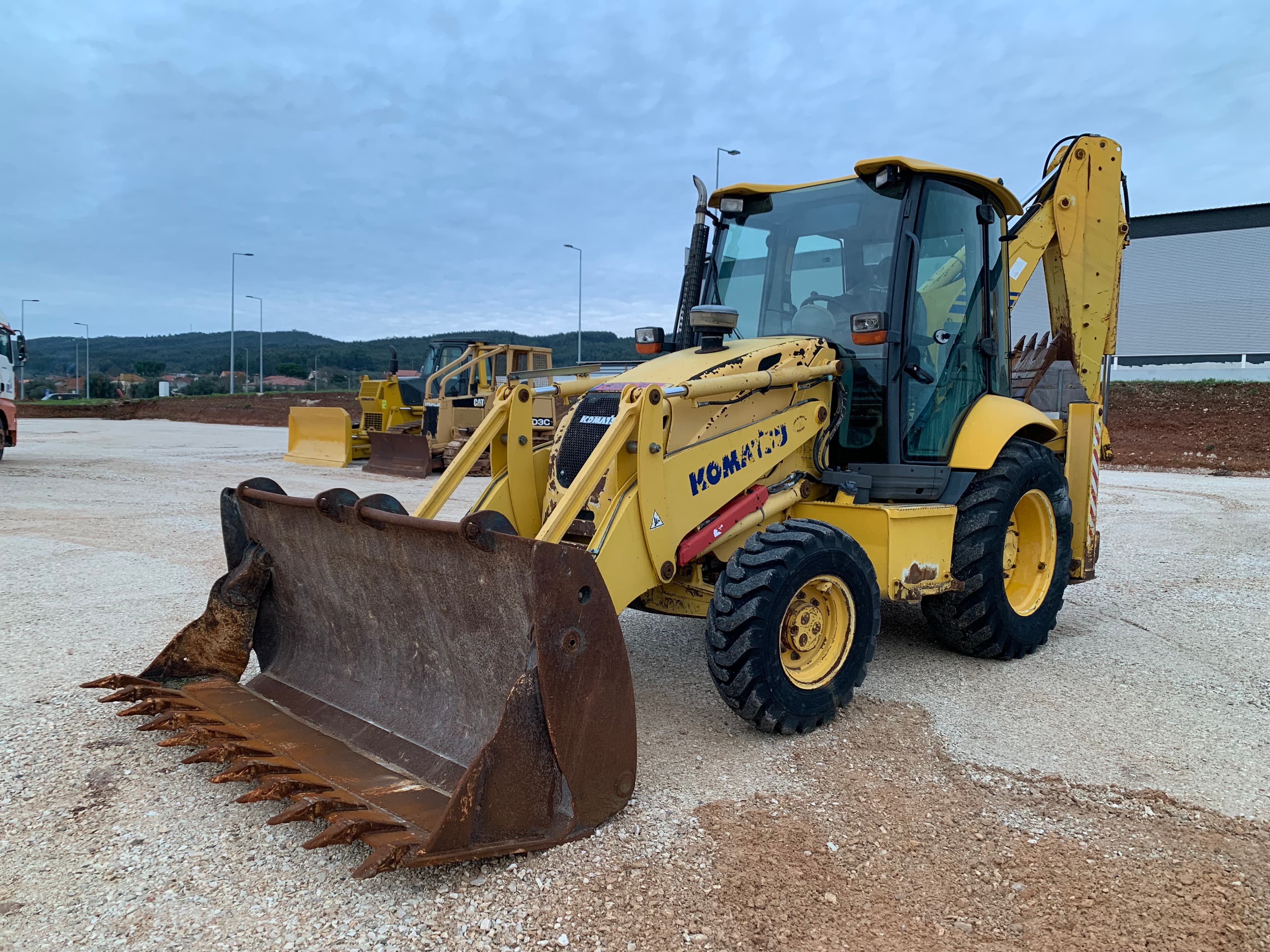 Retroescavadora Komatsu, modelo WB 93R-5, matrícula 92-NL-32