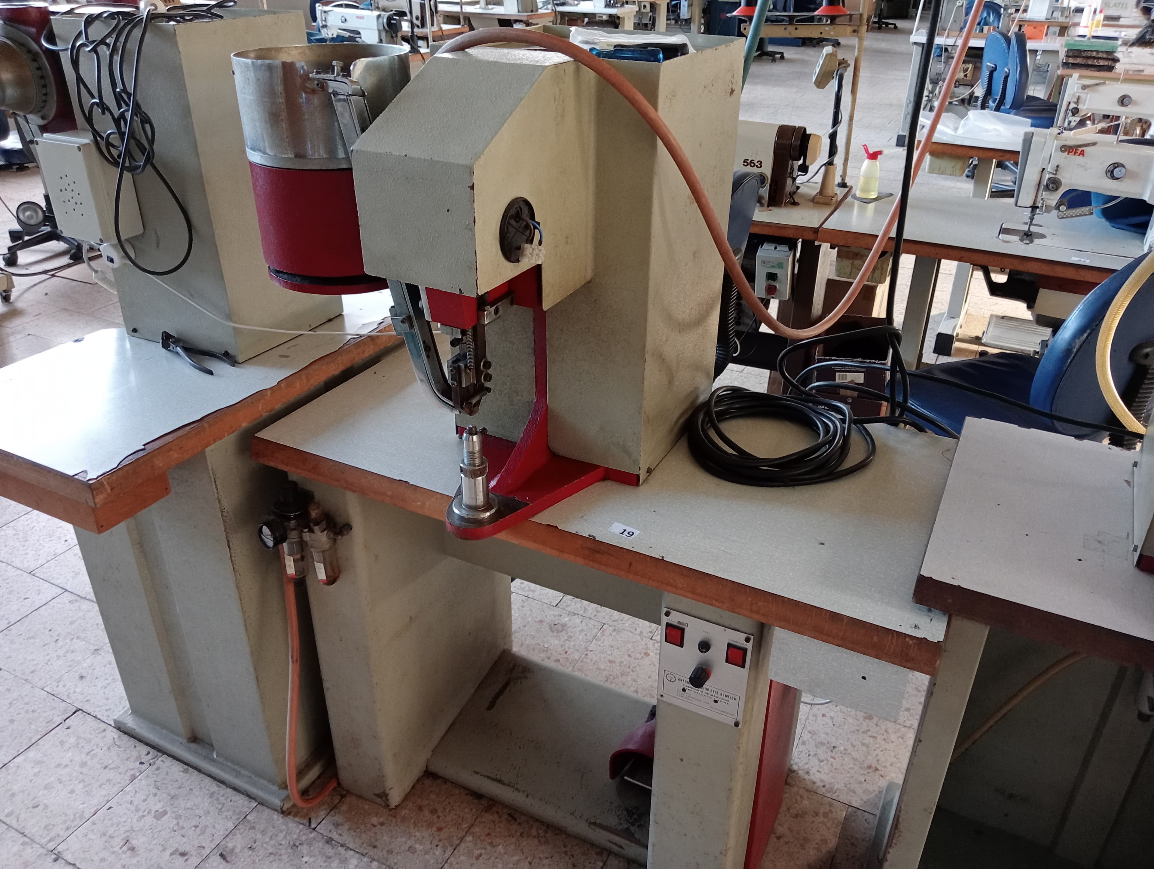 Máquina de ilhoses