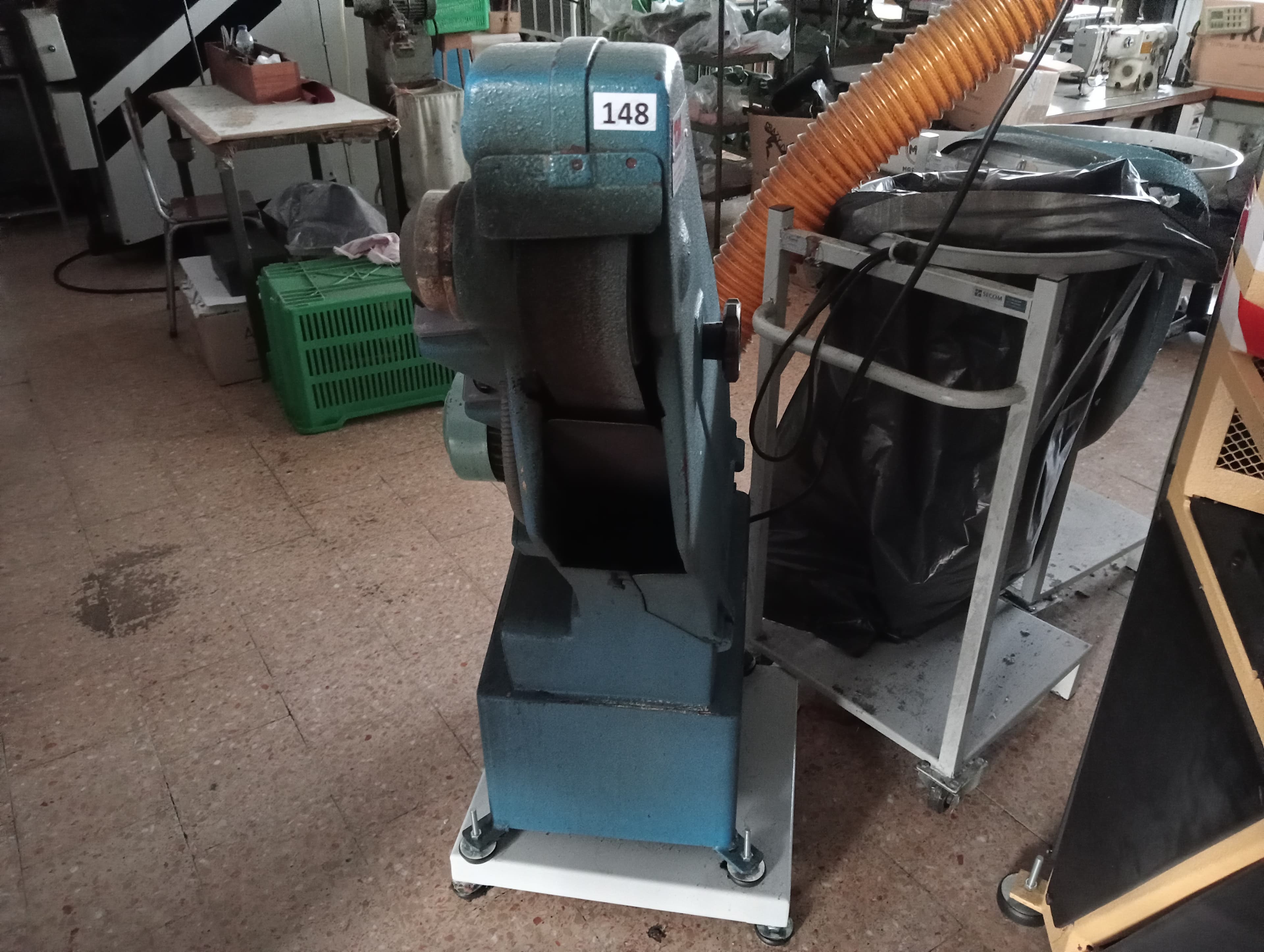 Máquina de lixar em patim