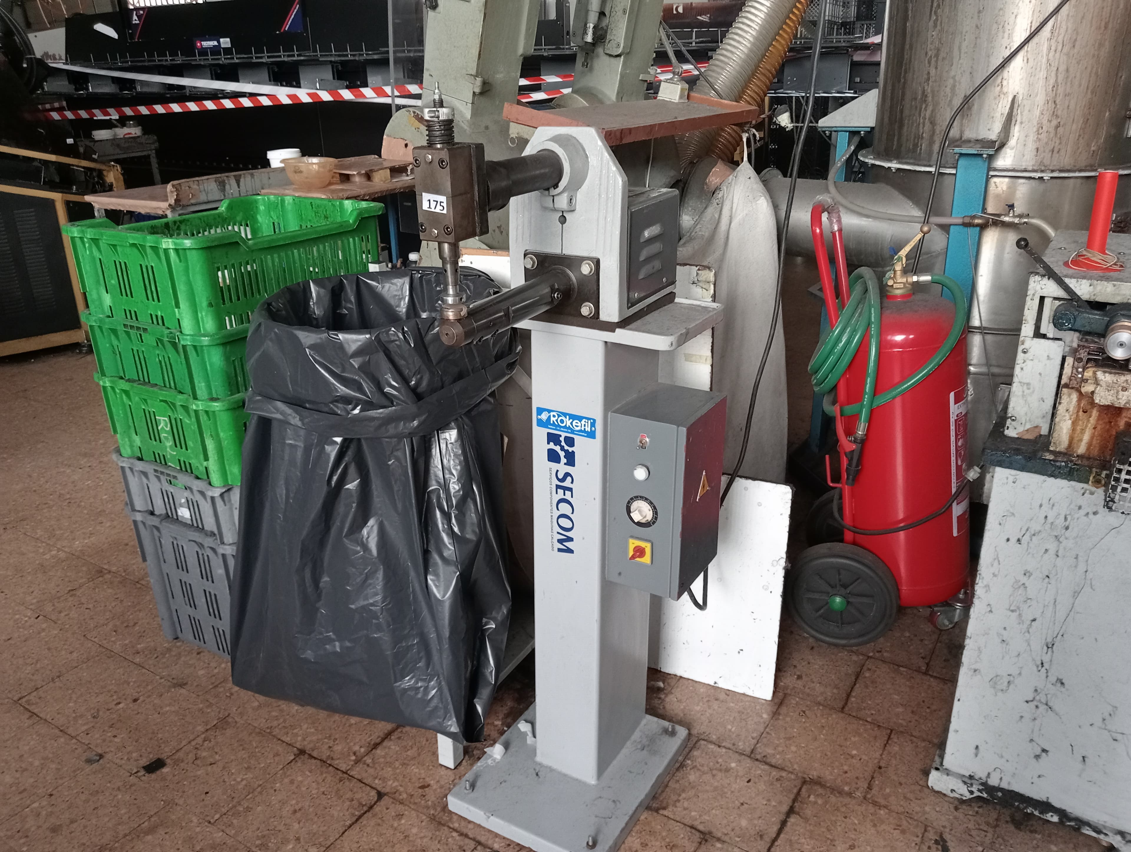 Máquina de rebater costuras