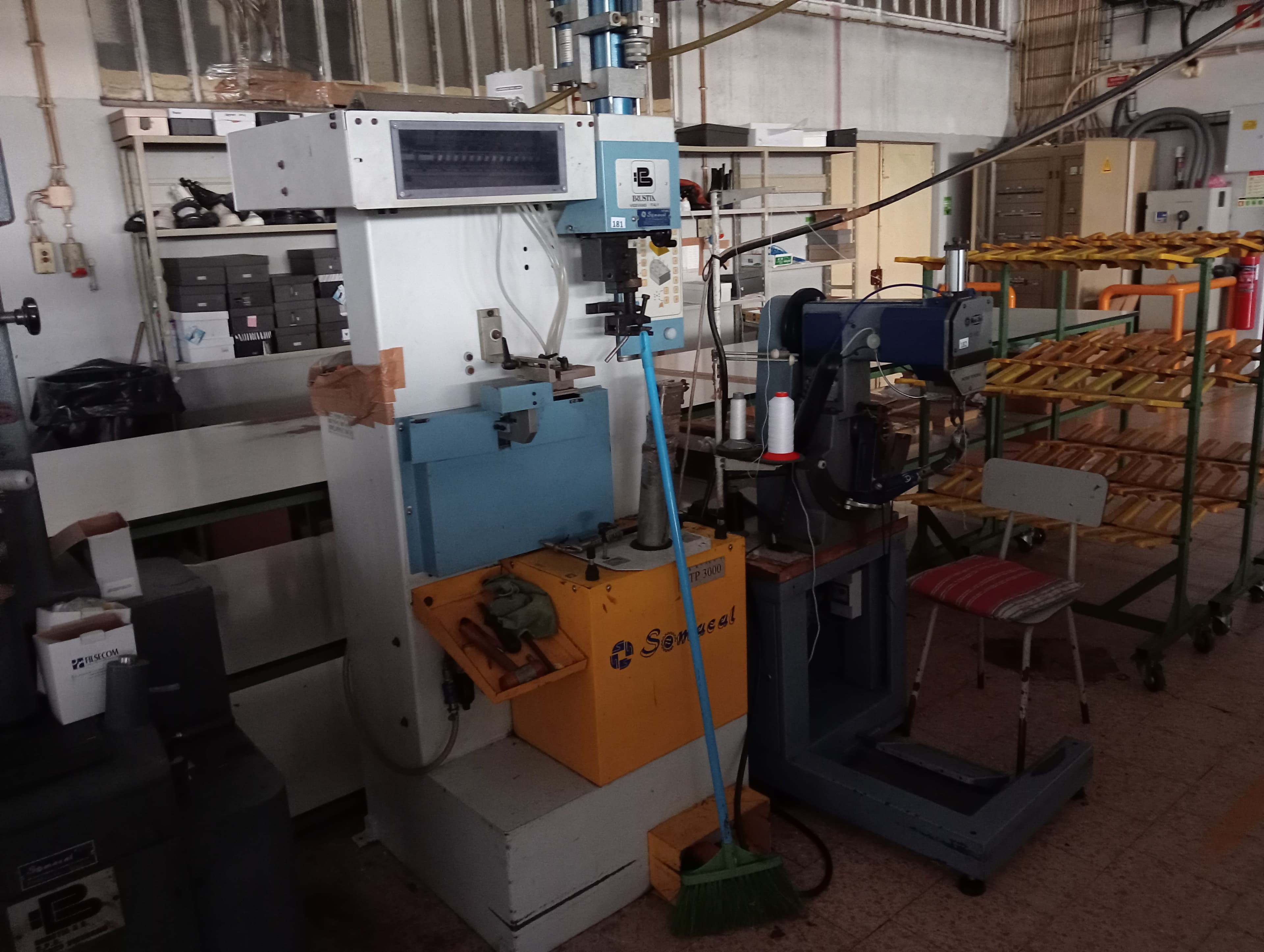 Máquina de pregar saltos