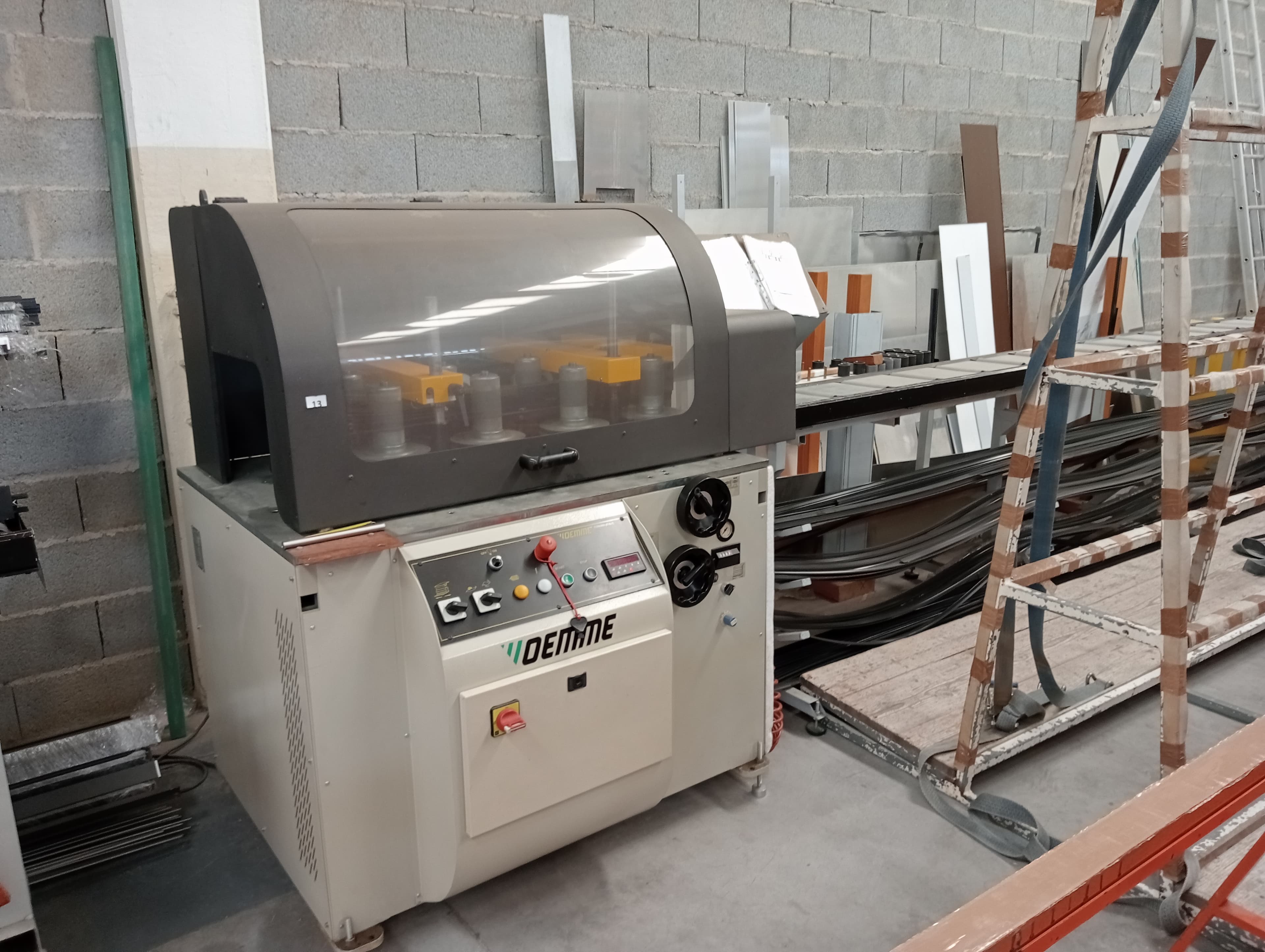Máquina de unir perfis