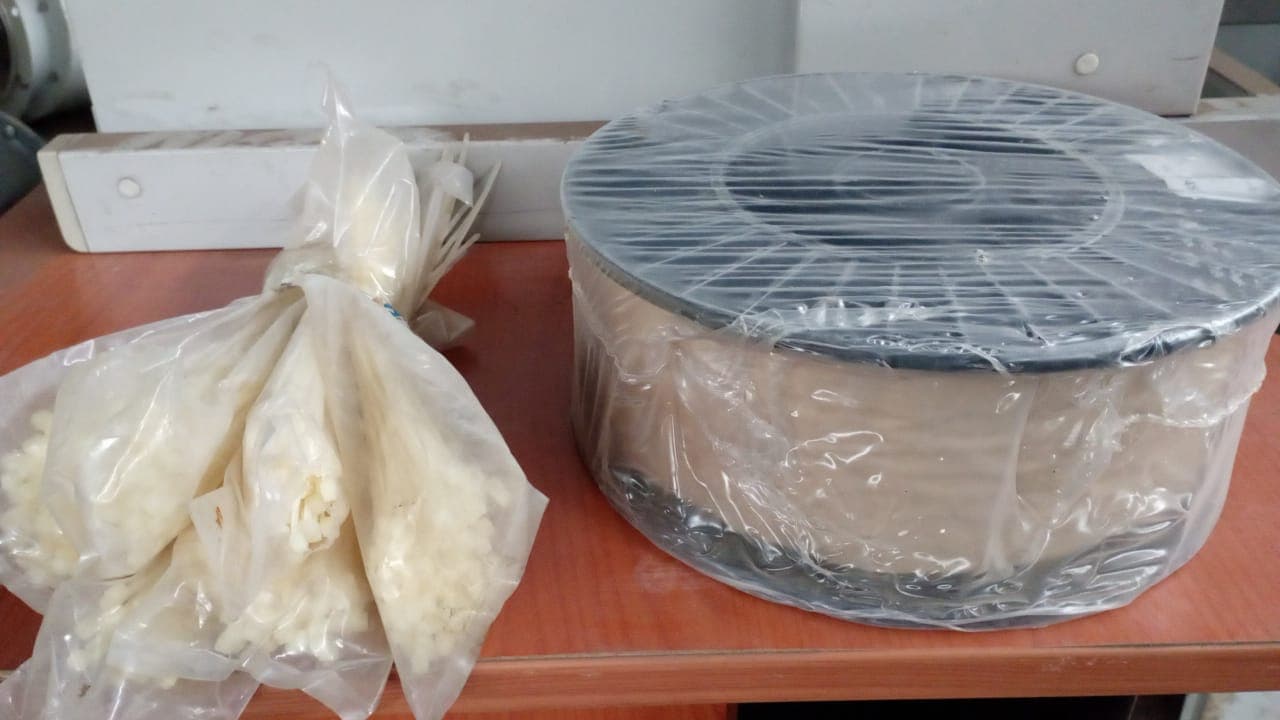 Arame para soldadura, e braçadeiras.