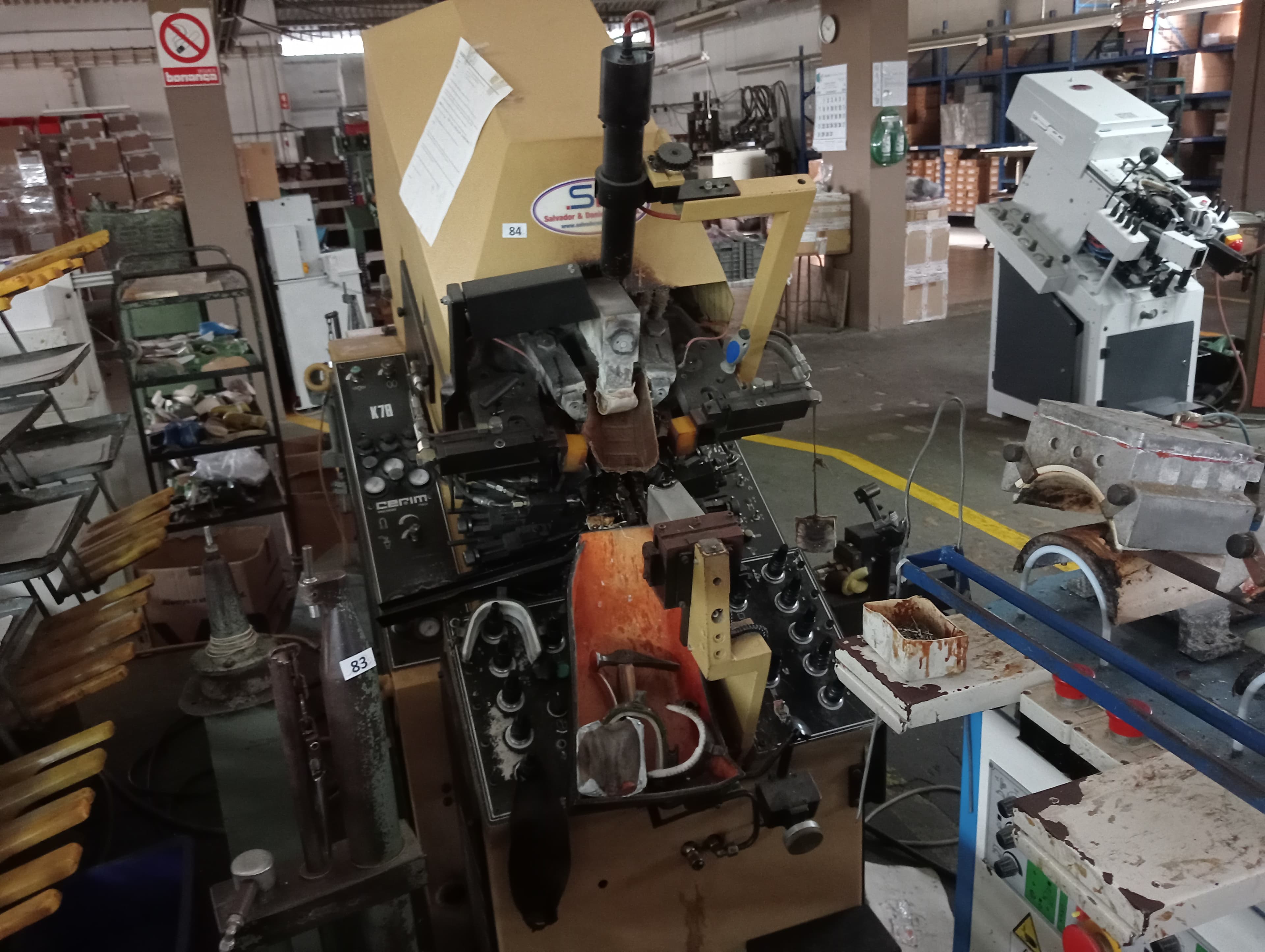Máquina de montar bicos