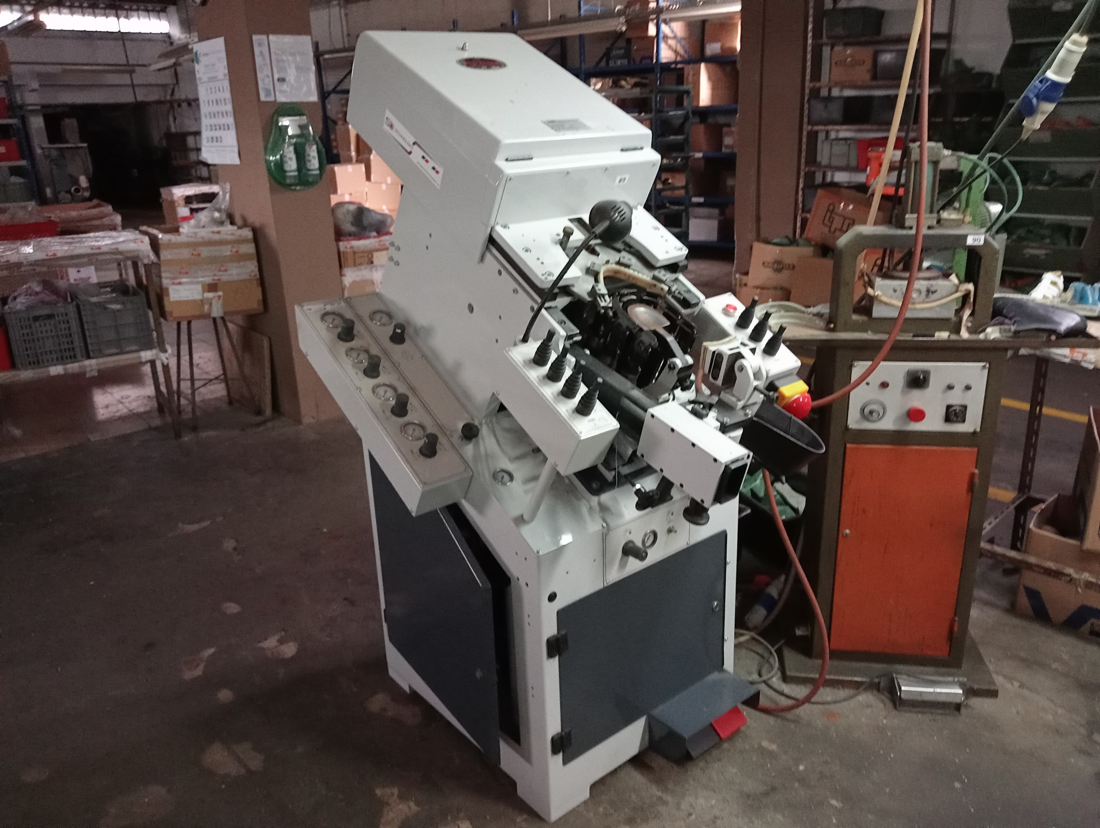 Máquina de montar bicos