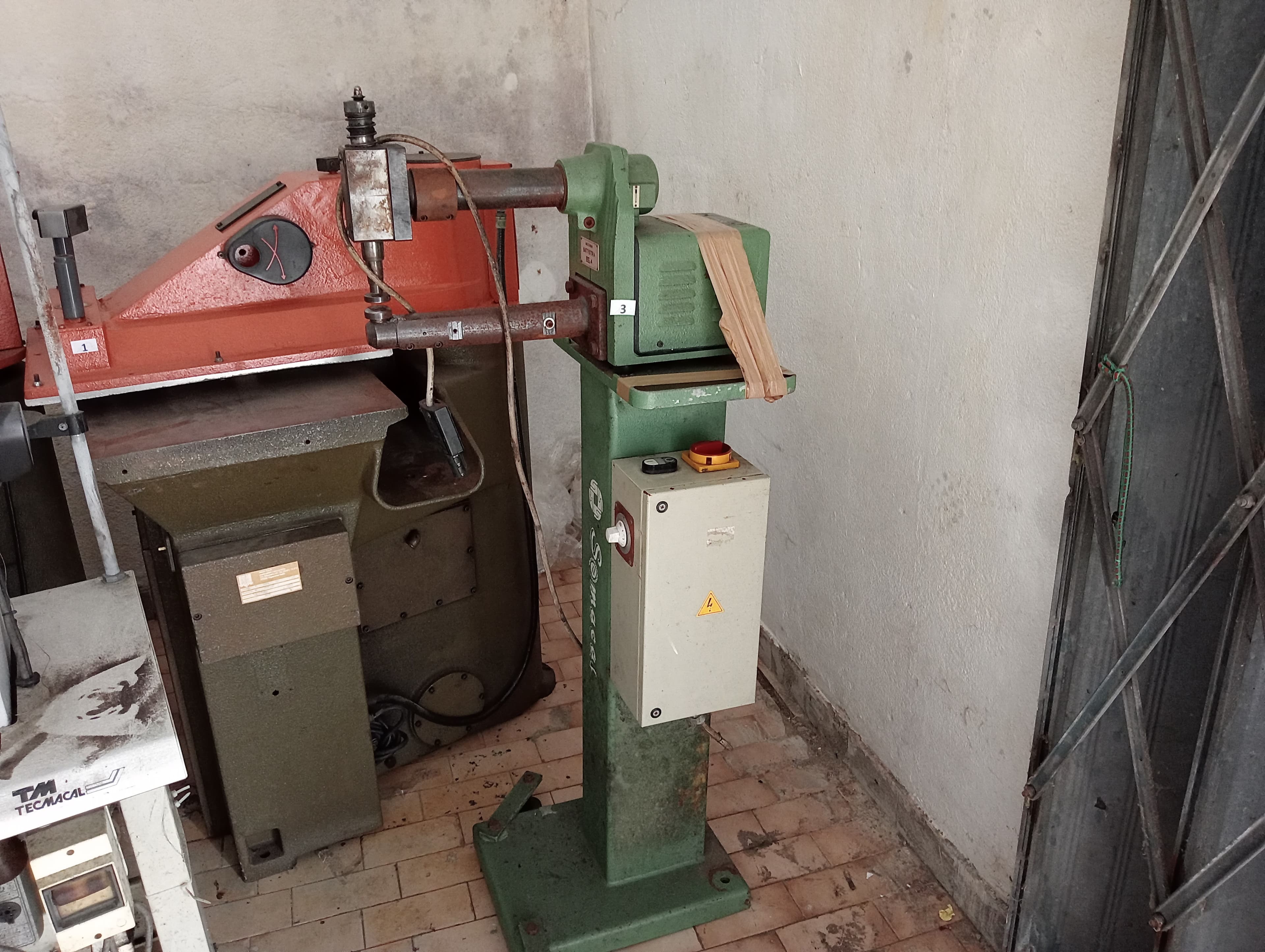 Máquina de Rebater Costuras