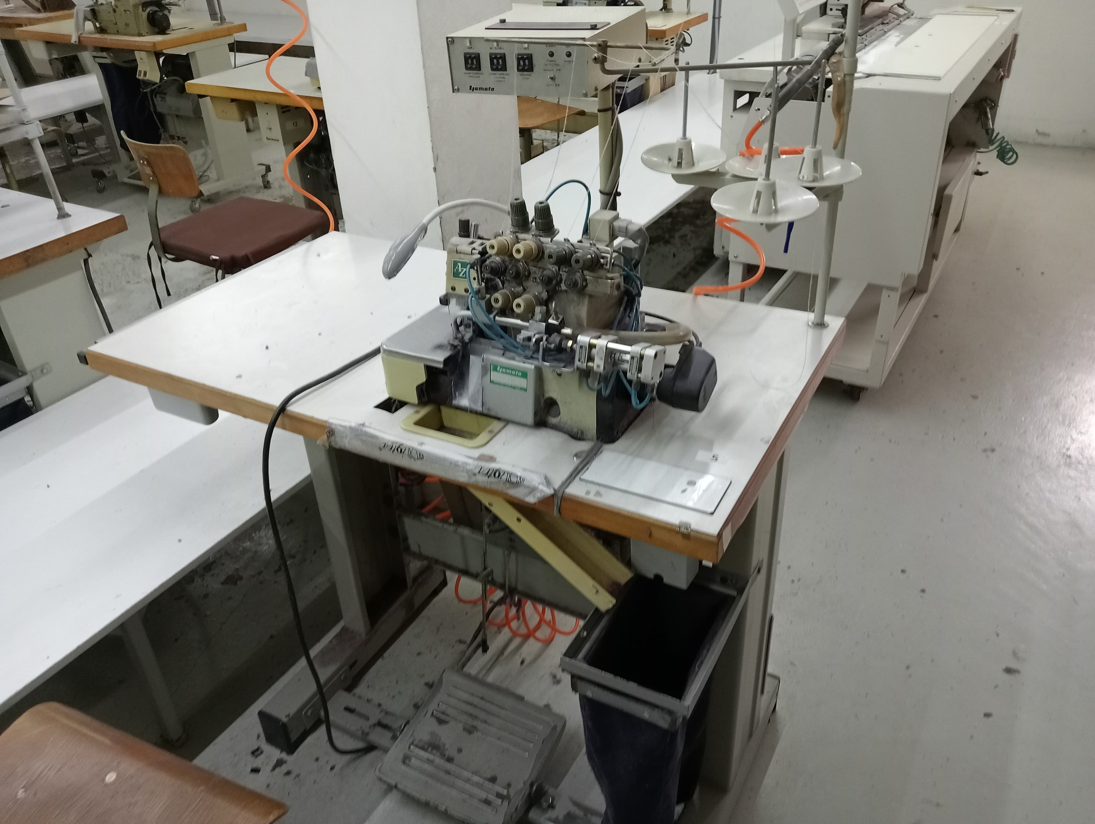 Máquina de corte e cose