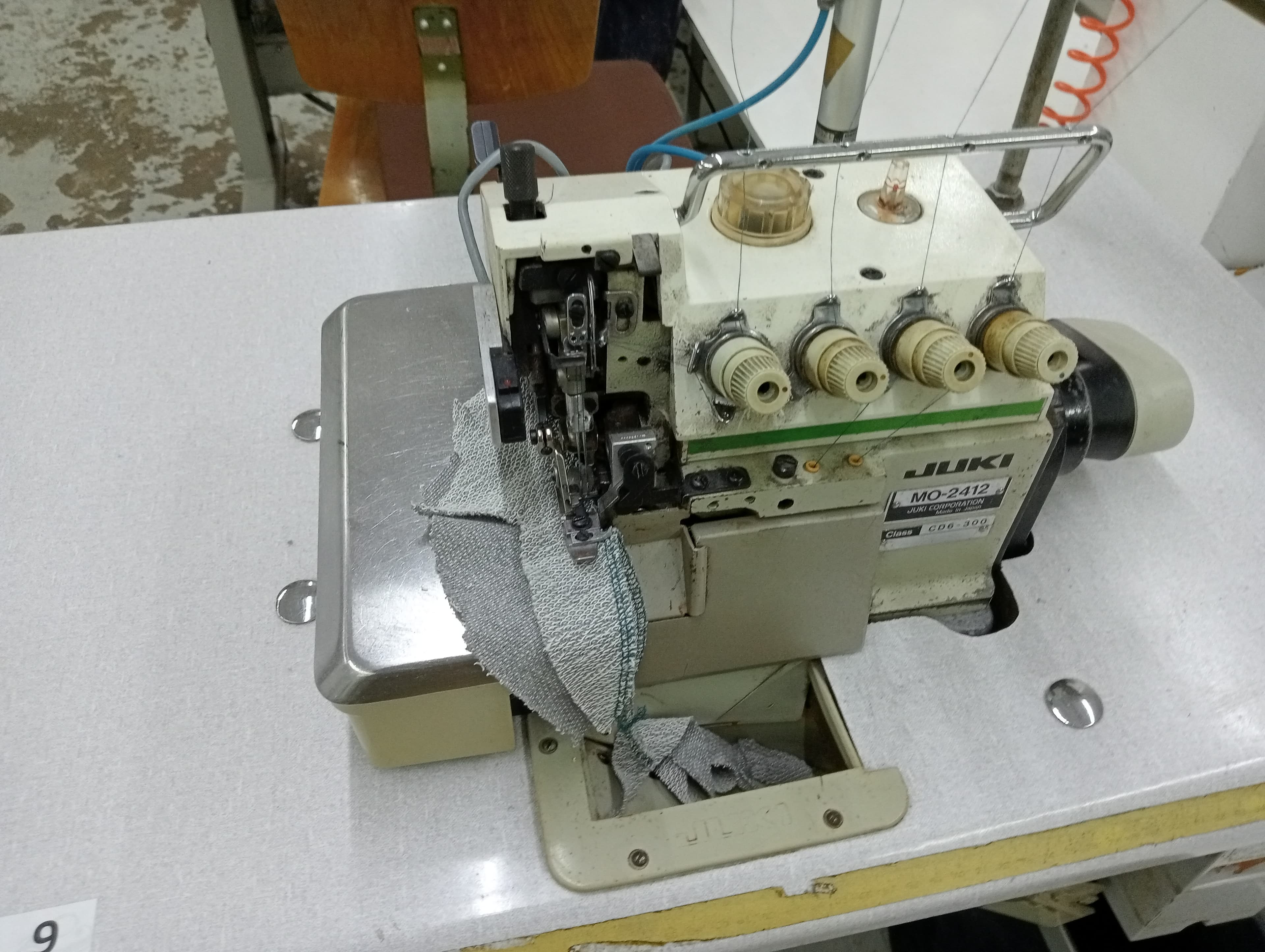 Máquina de corte e cose