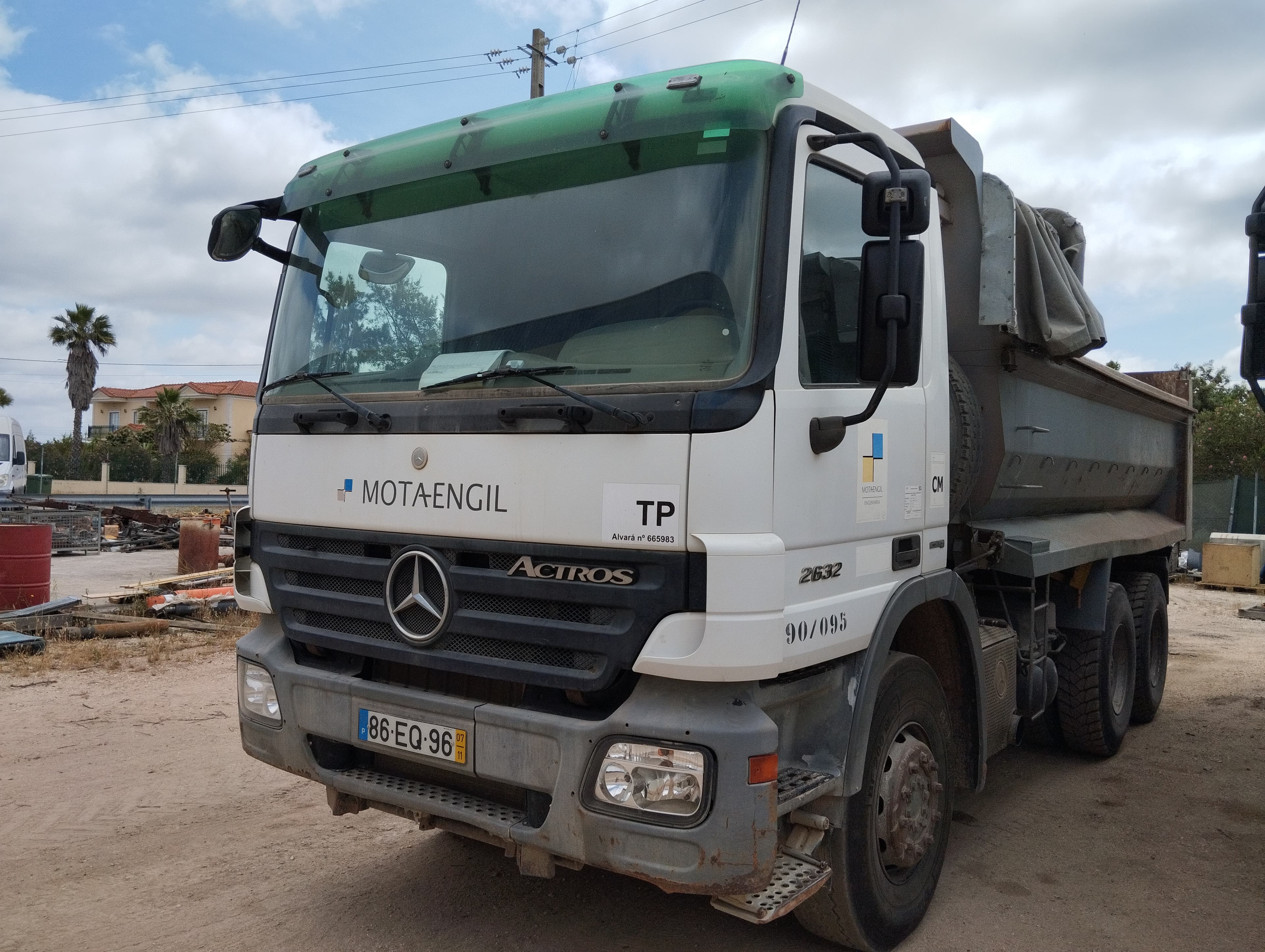 Camião Basculante Tras. 26 T