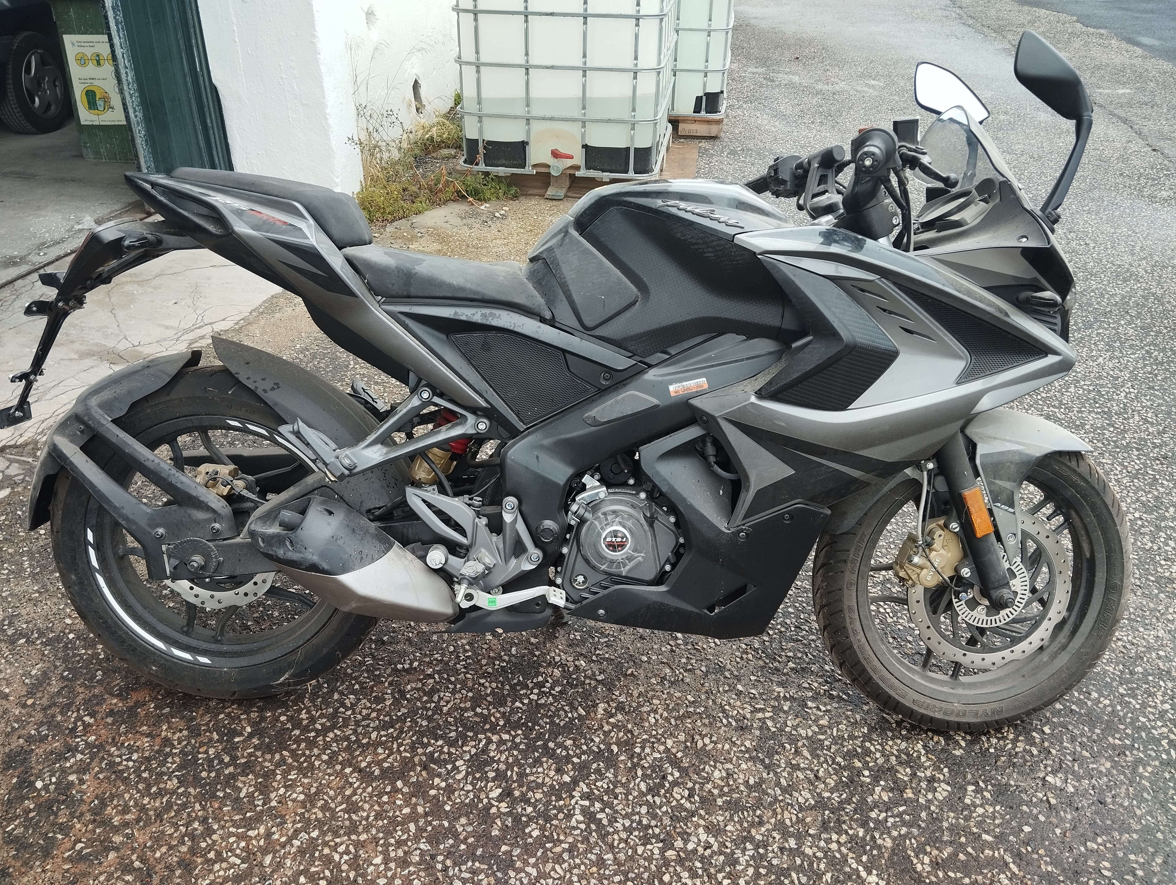 BAJAJ PULSAR RS 200