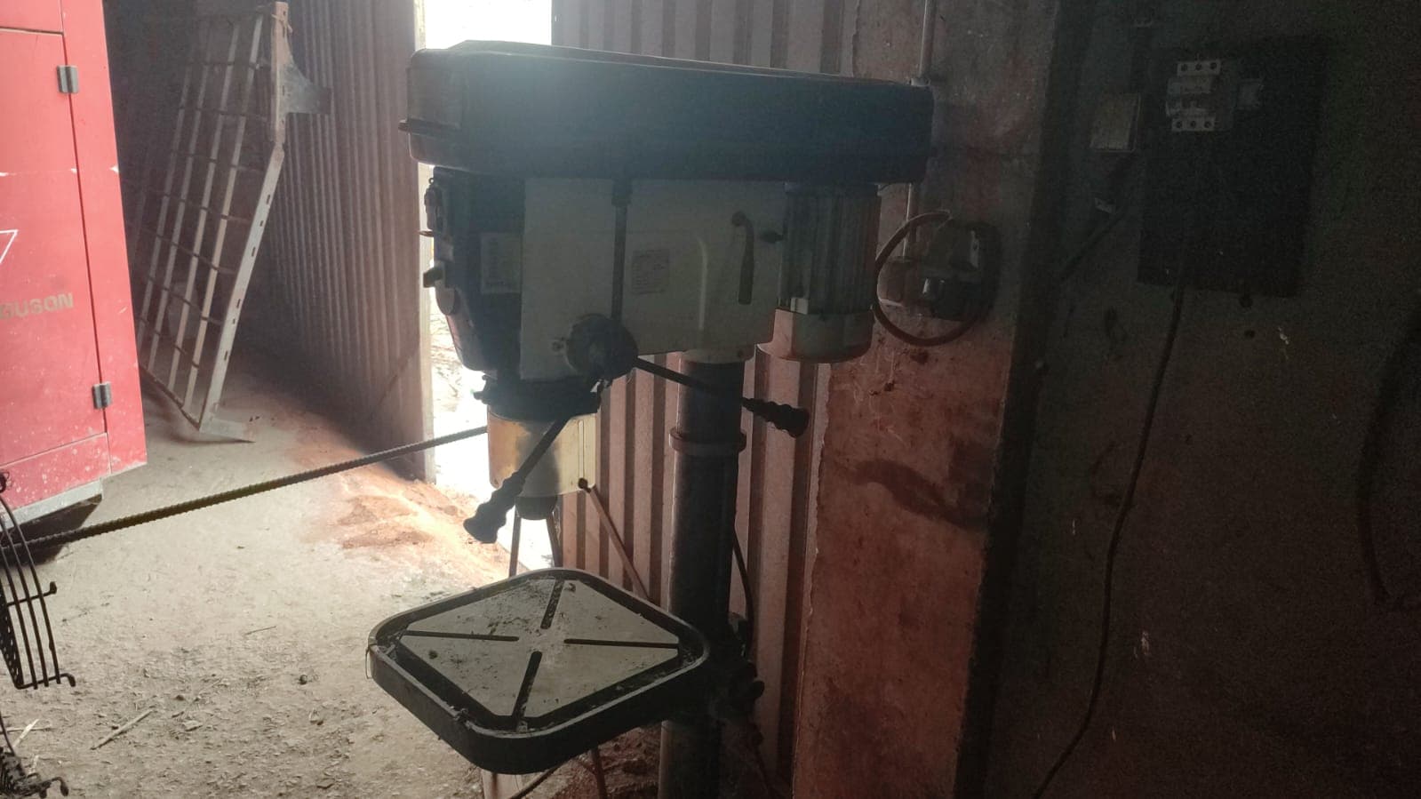 Máquina furadeira para abertura de roscas