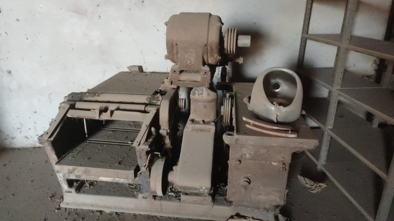 Máquina fixa de carpintaria.