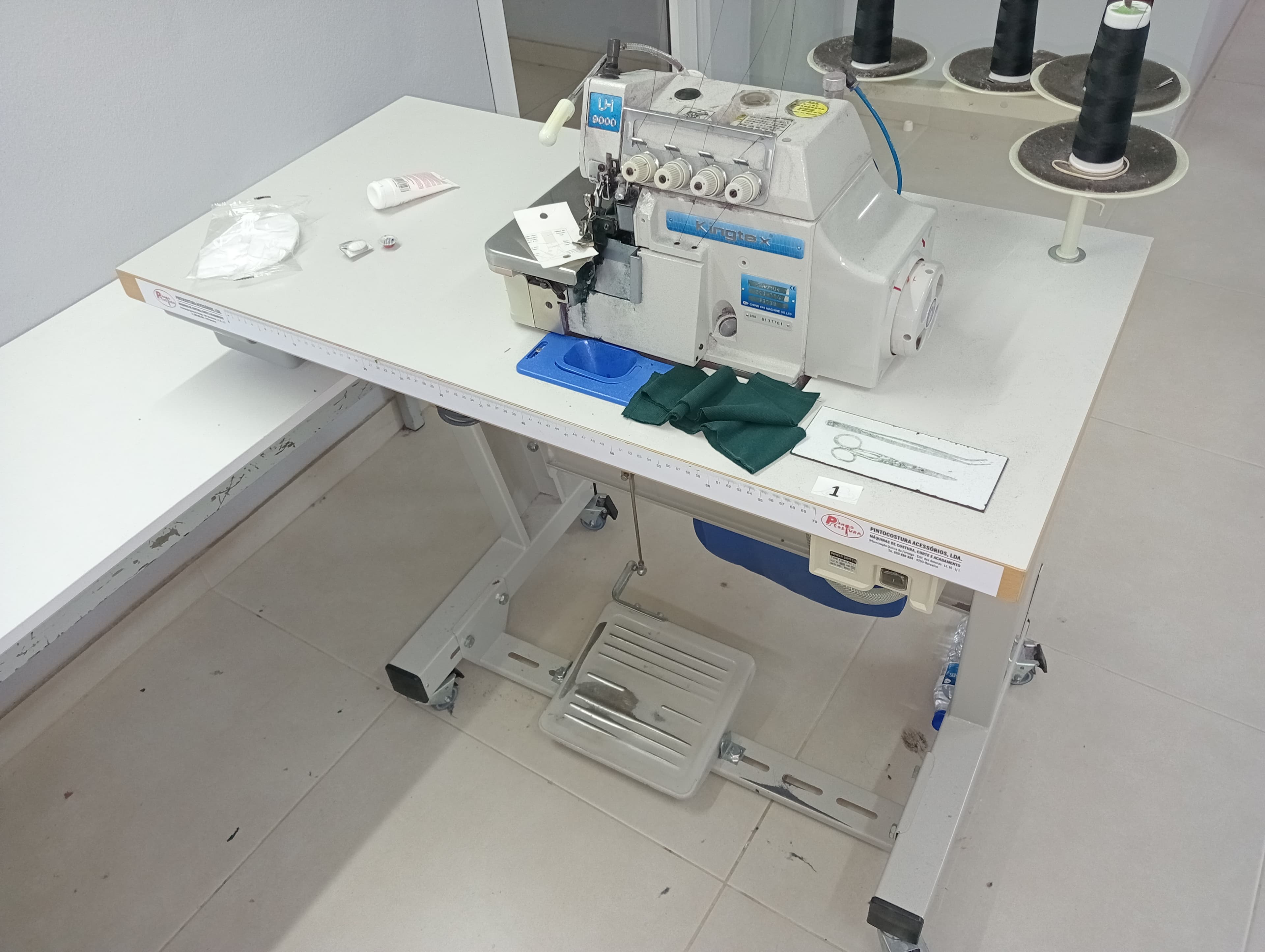 Máquina de corte e cose