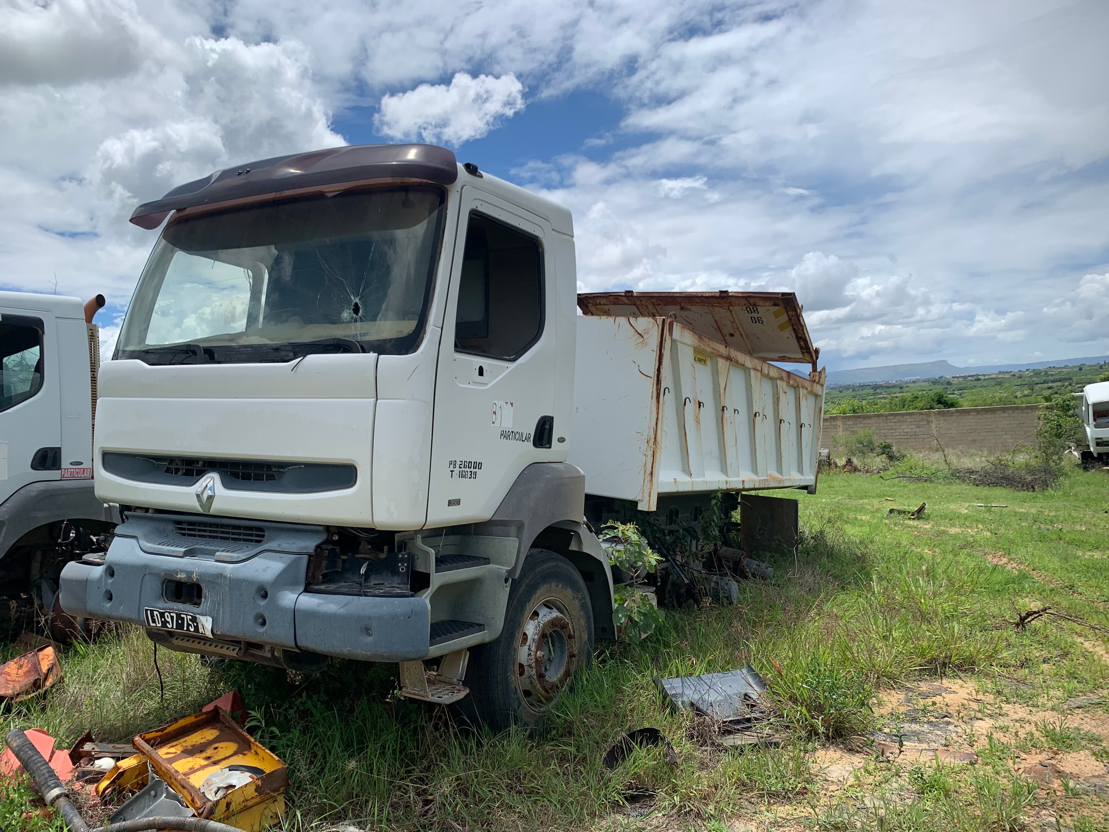 Camião Basculante RENAULT 350.4 Kerax (9)
