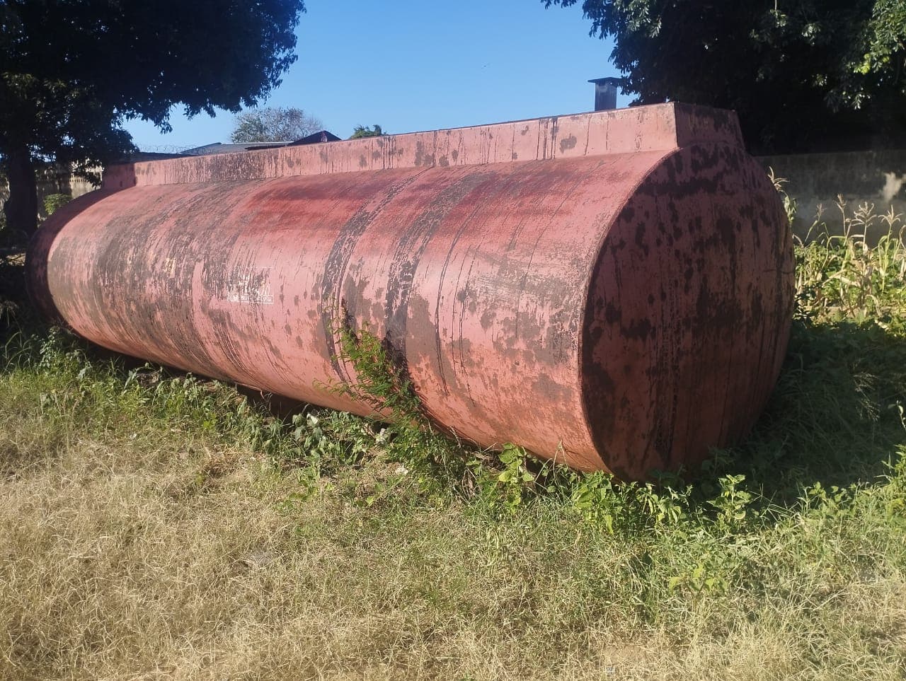 Um tanque metálico