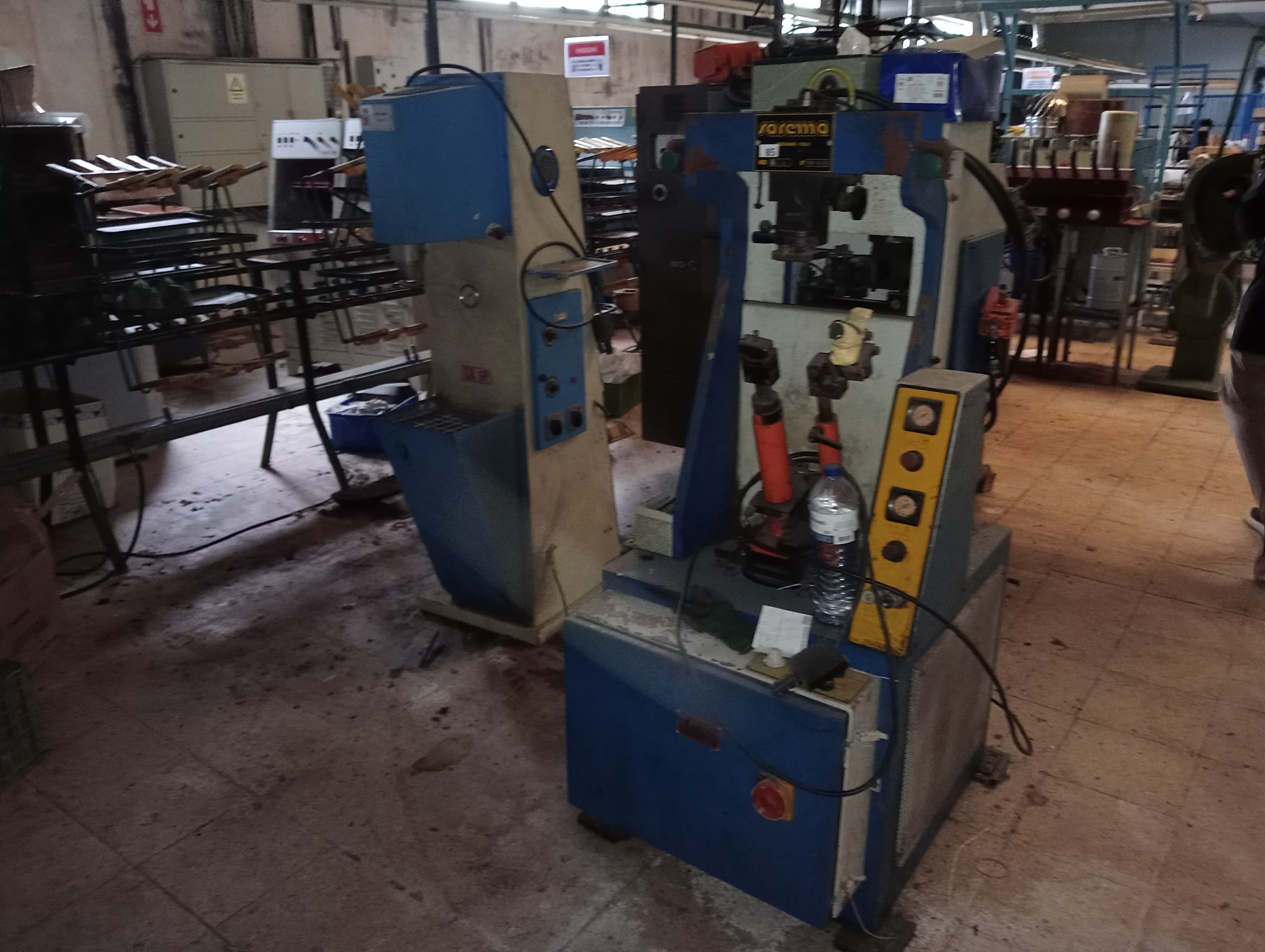Máquina de pregar saltos