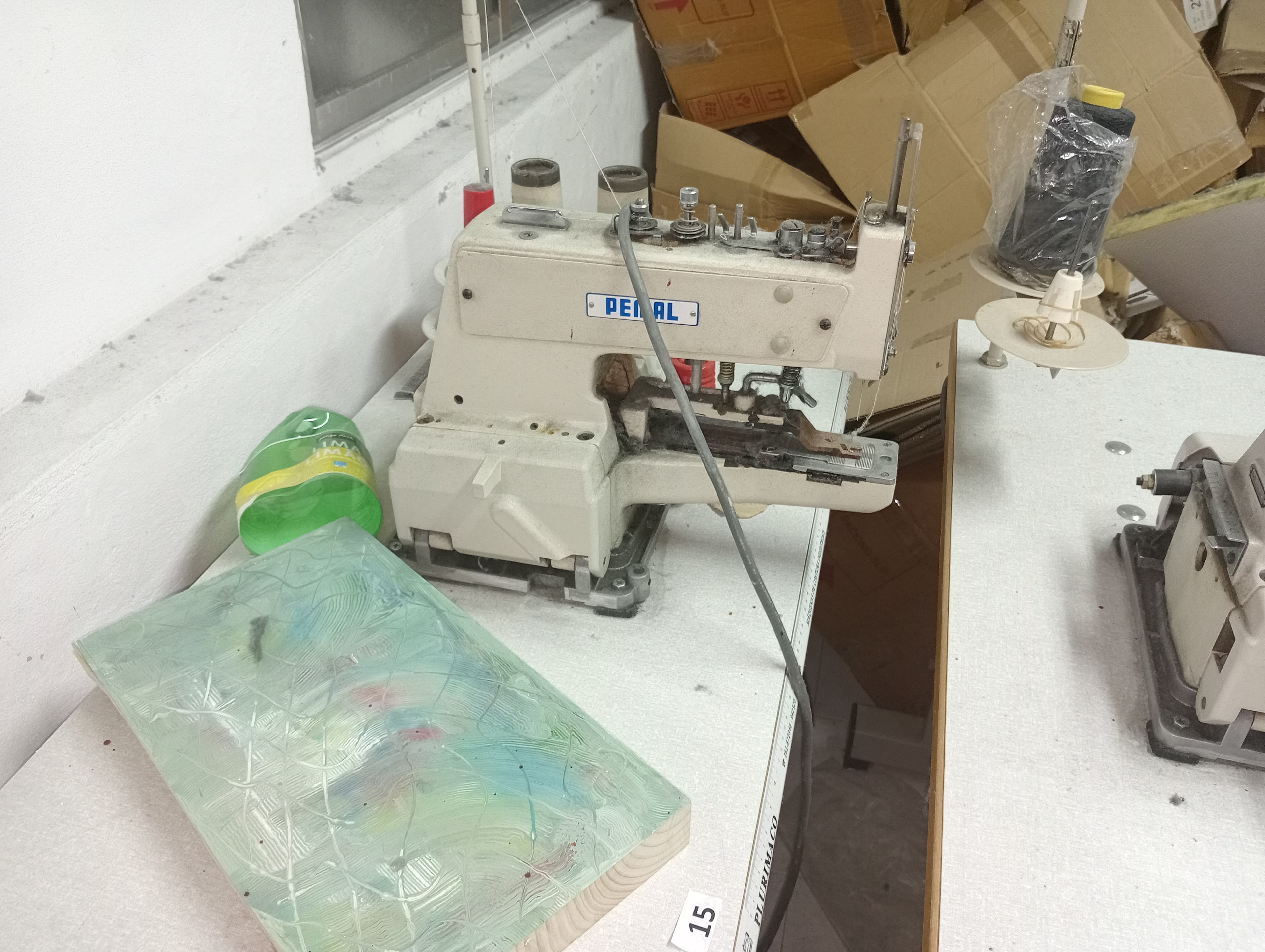 Máquina de coser etiquetas