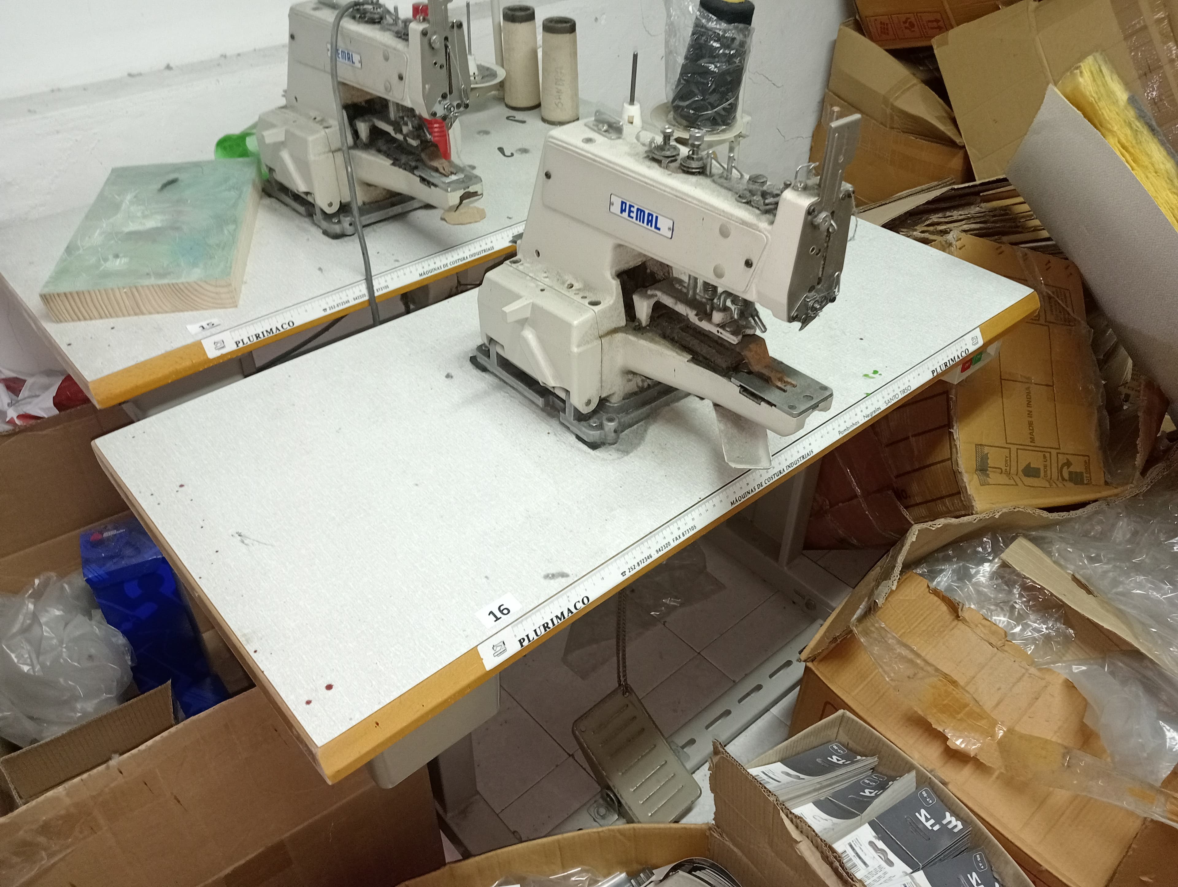 Máquina de coser etiquetas