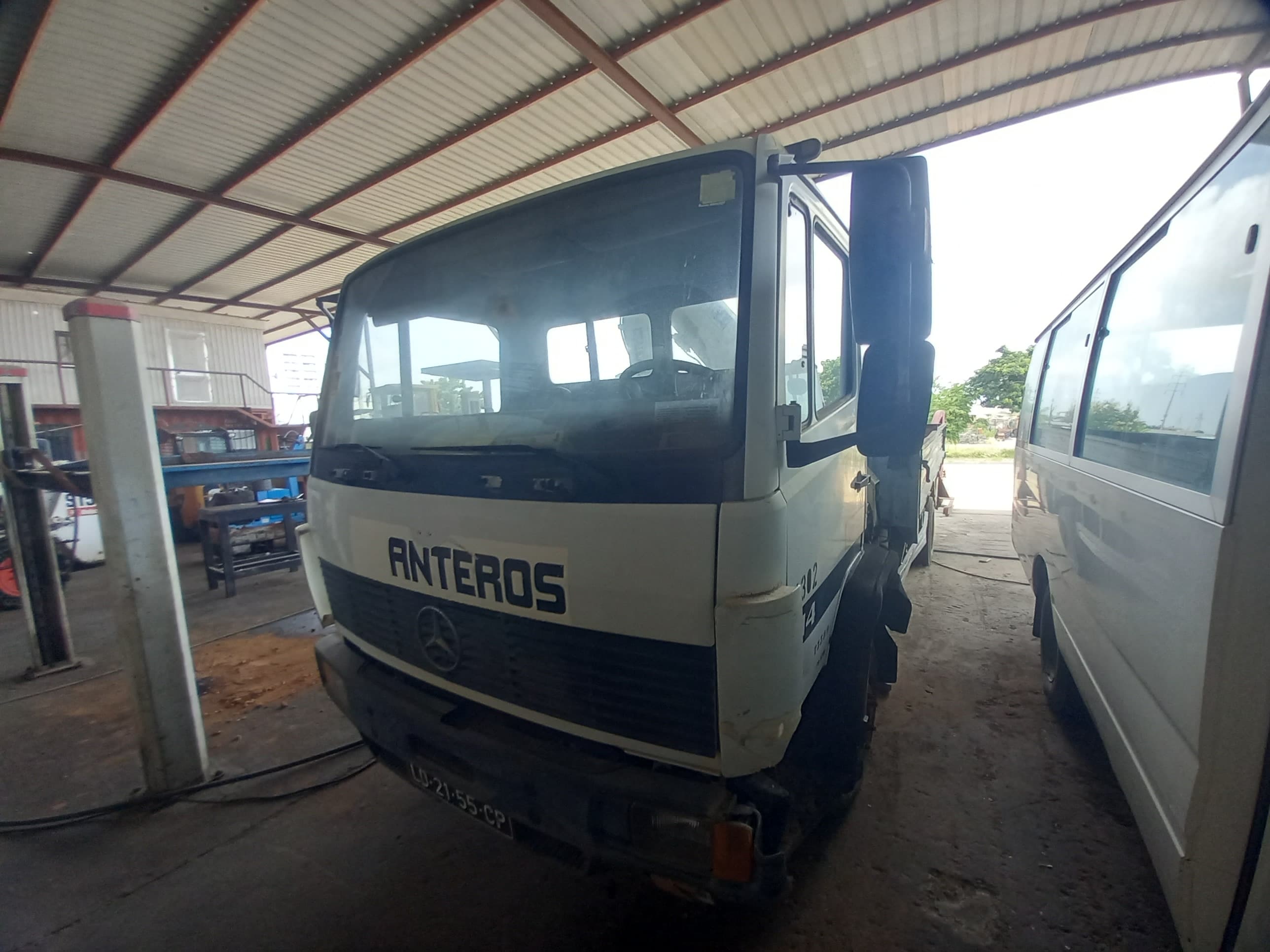Camião Caixa Fixa c/ Braço Hidráulico da marca MERCEDES BENZ, modelo 914/42