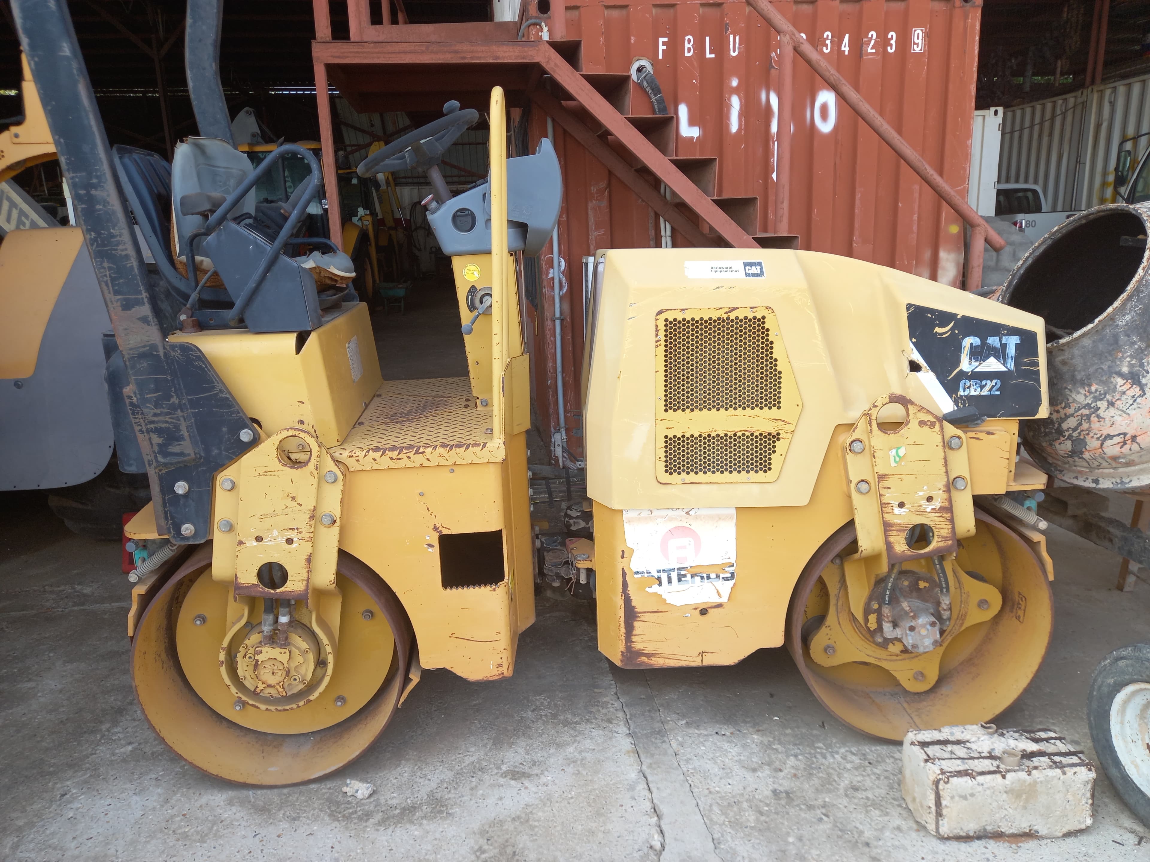 Cilindro de Rolos c/ Condutor da marca CATERPILLAR, modelo CB22