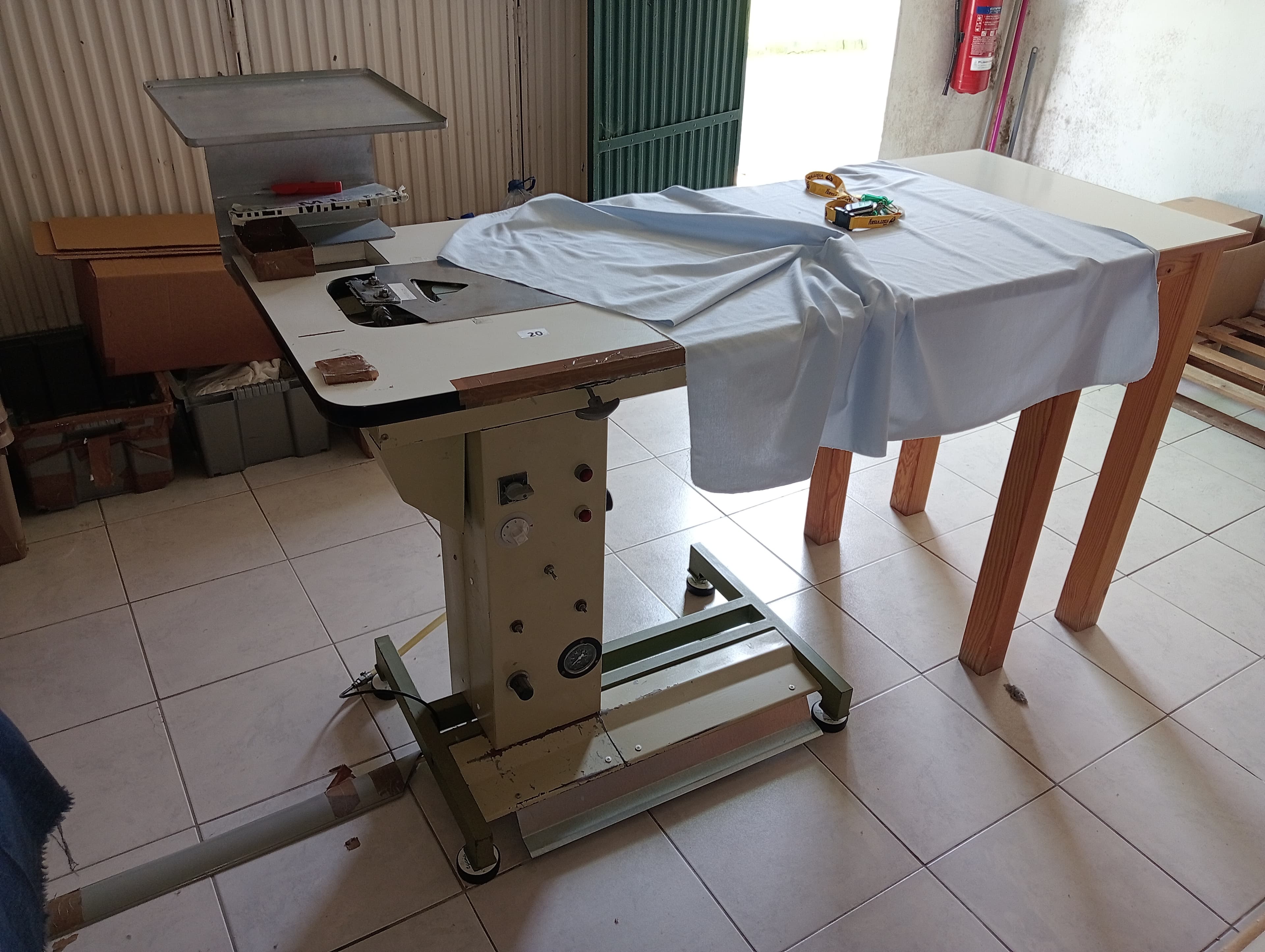 Mesa de dobrar peças + máquina de pregar molas
