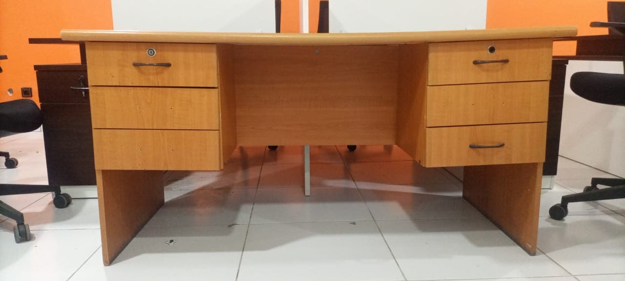 Secretária com gavetas
