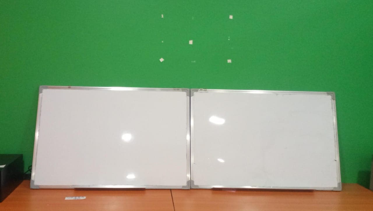 Dois quadros brancos
