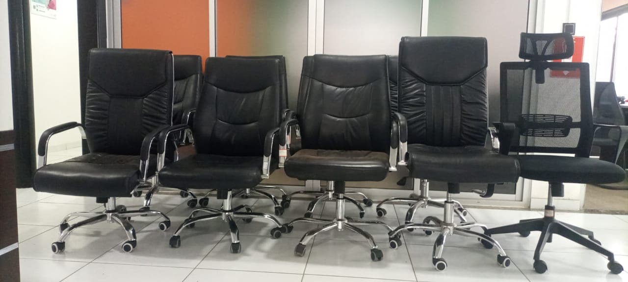 Nove cadeiras giratórias