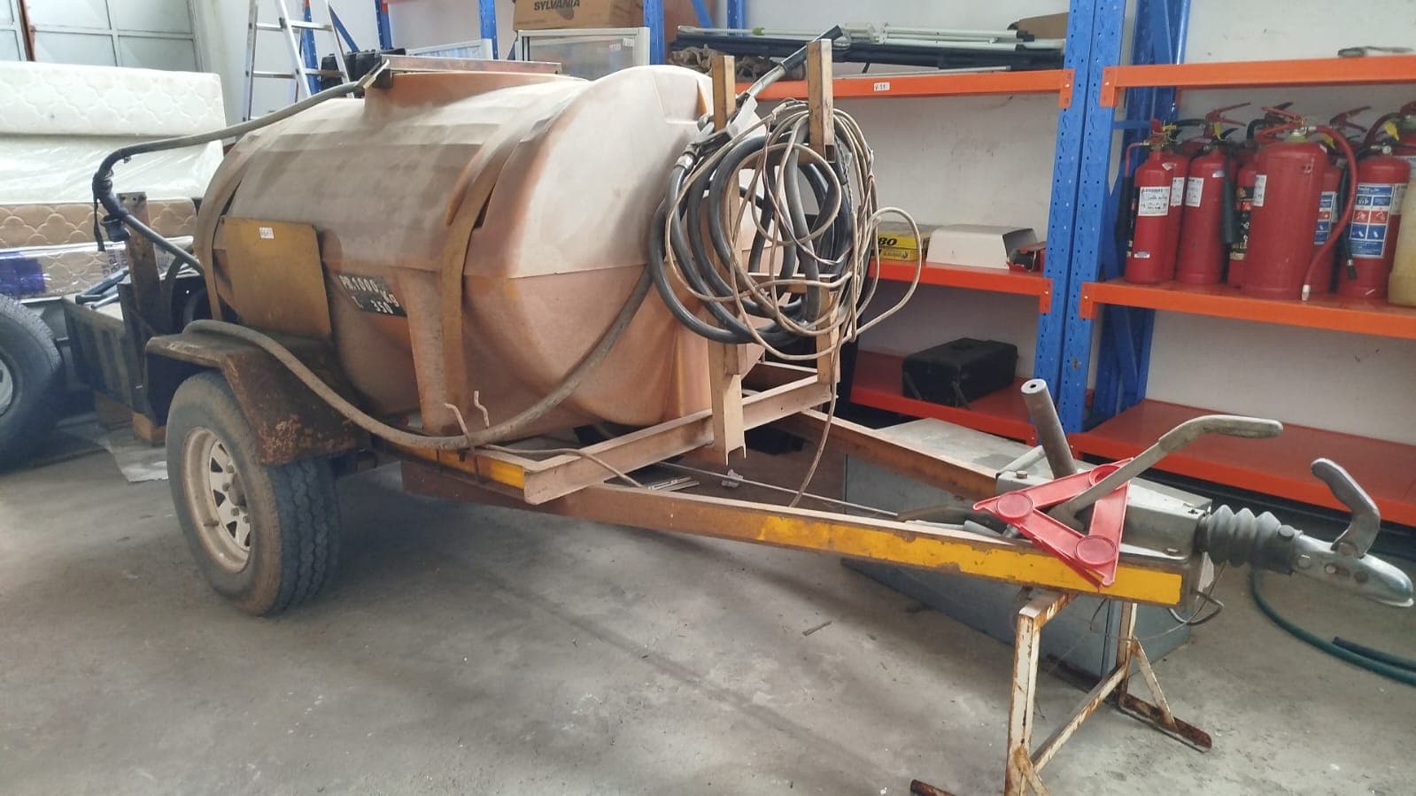 Trela c/ tanque de combustível