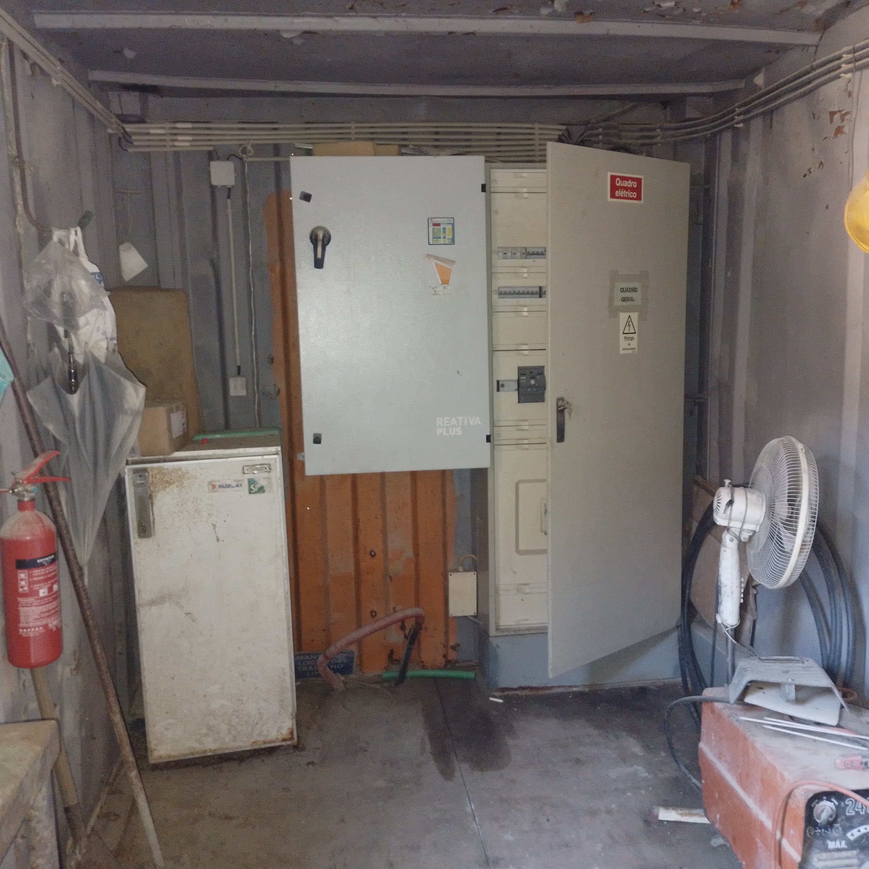 Contentor com quadro elétrico