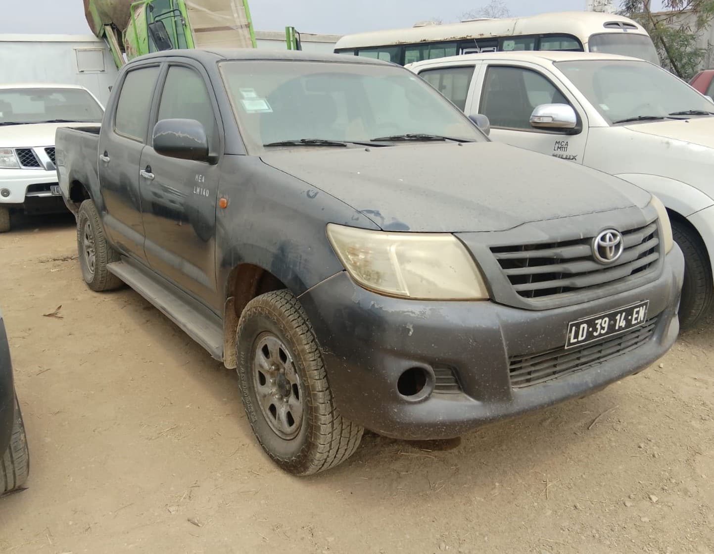 Veículo ligeiro de passageiros e mercadorias da marca Toyota, modelo Hilux 4x4 CD