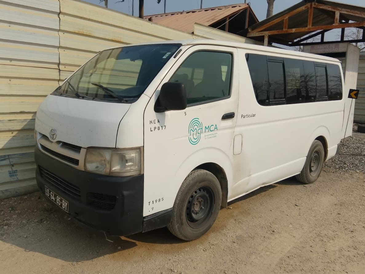 Veículo ligeiro de mercadorias da marca Toyota, modelo Hiace